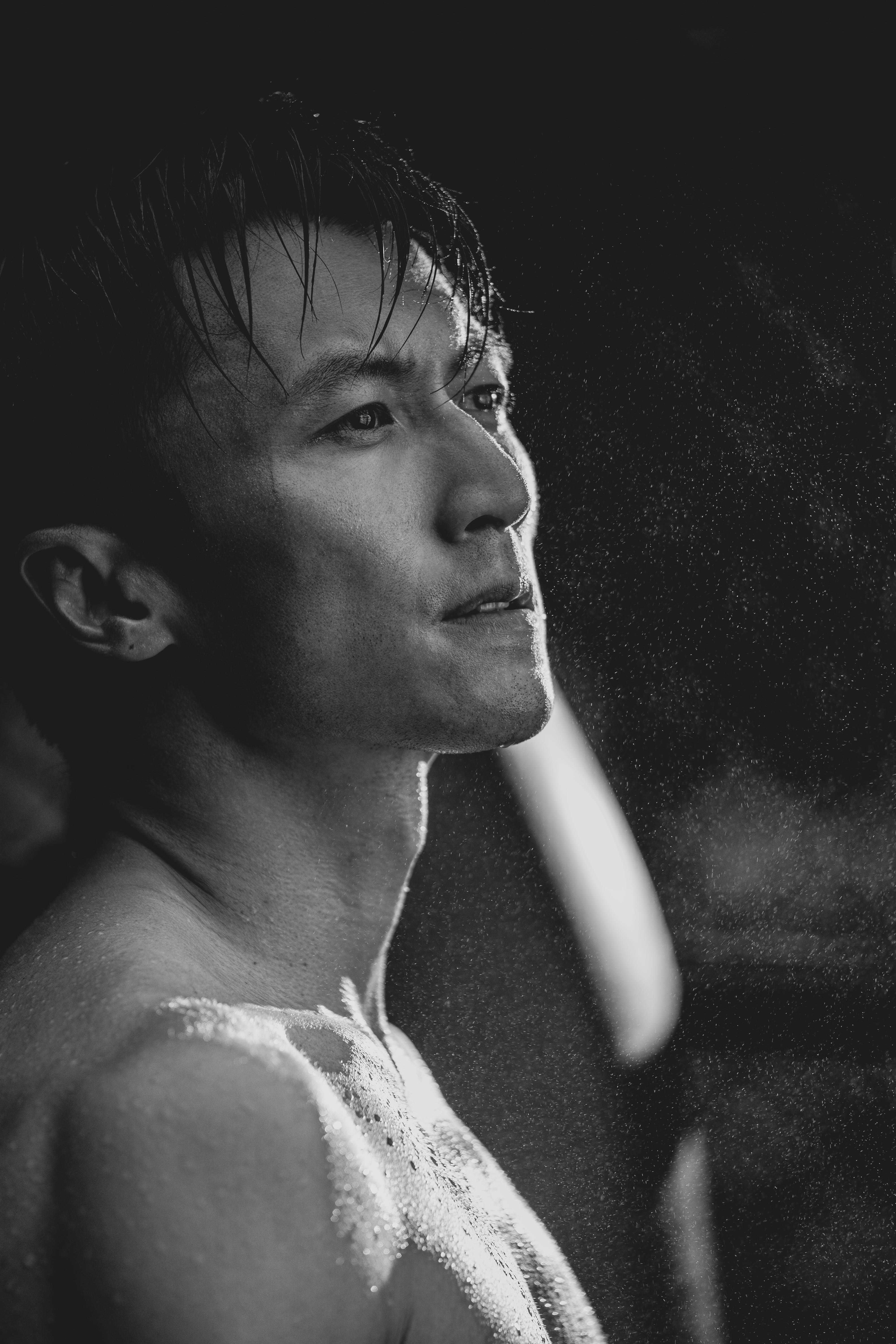 謝霆鋒在《海關戰線》正式開拍前,持地為完美體態拍了一輯寫真。