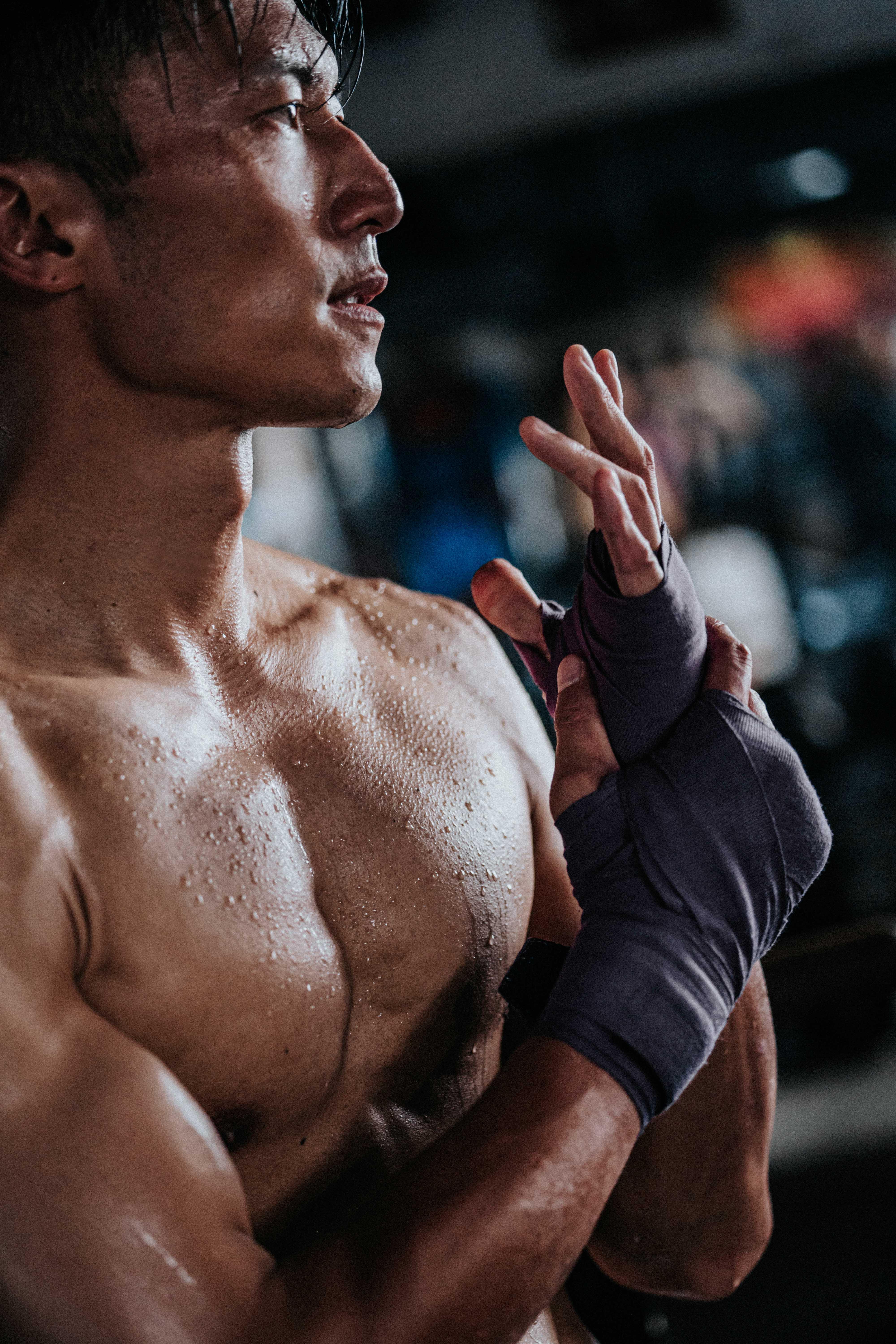謝霆鋒在《海關戰線》正式開拍前,持地為完美體態拍了一輯寫真。