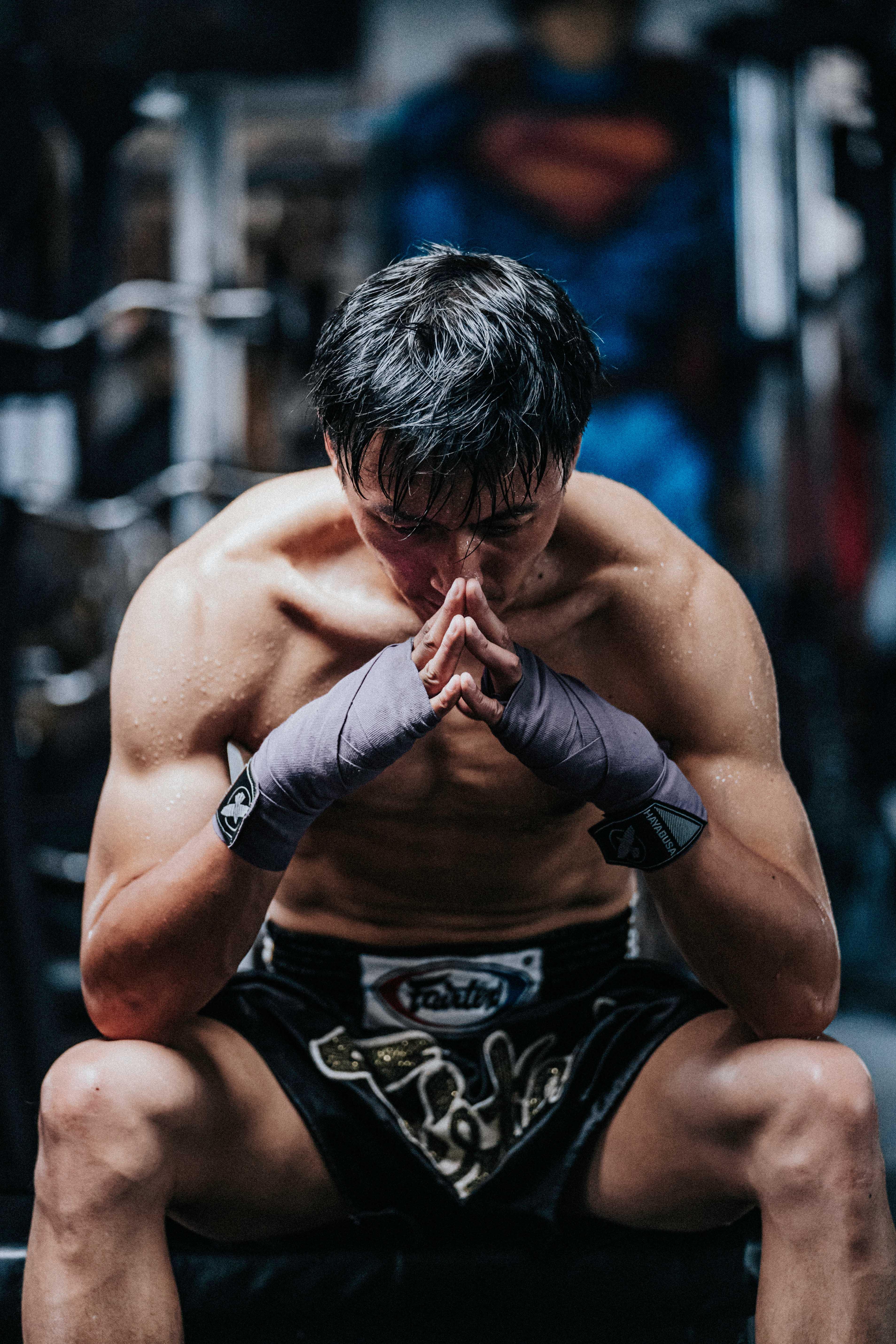 謝霆鋒在《海關戰線》正式開拍前,持地為完美體態拍了一輯寫真。