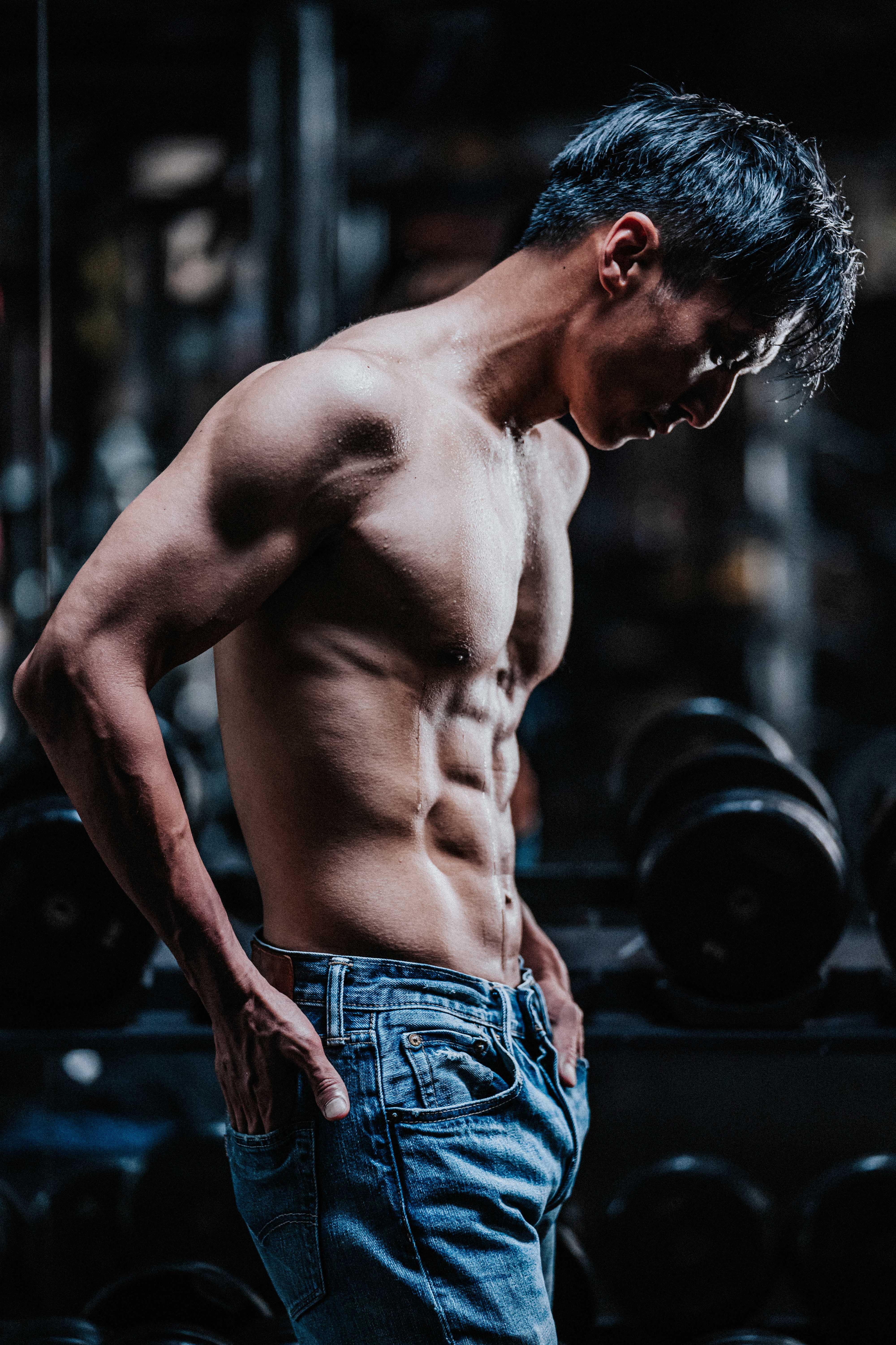 謝霆鋒在《海關戰線》正式開拍前,持地為完美體態拍了一輯寫真。