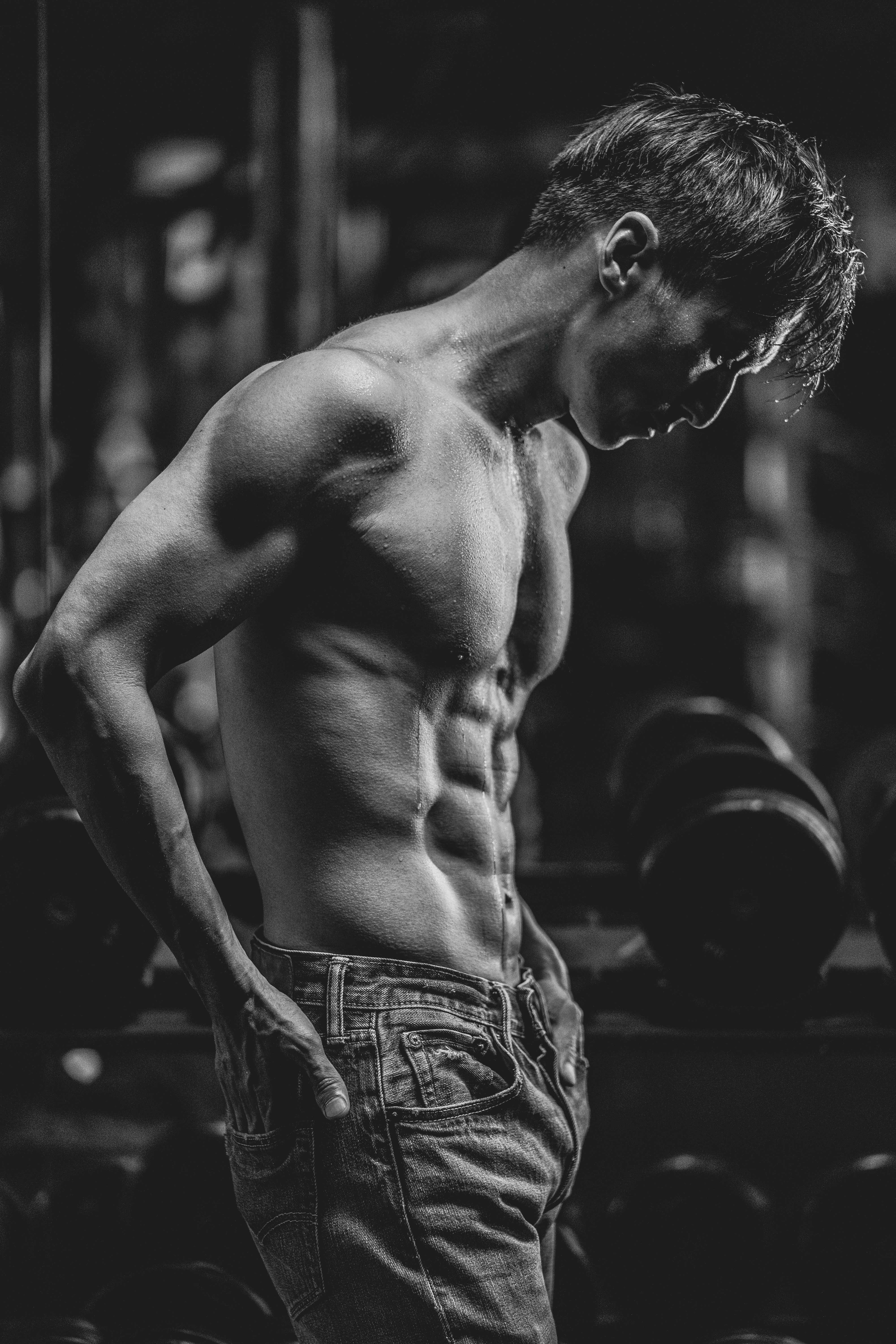 謝霆鋒在《海關戰線》正式開拍前,持地為完美體態拍了一輯寫真。