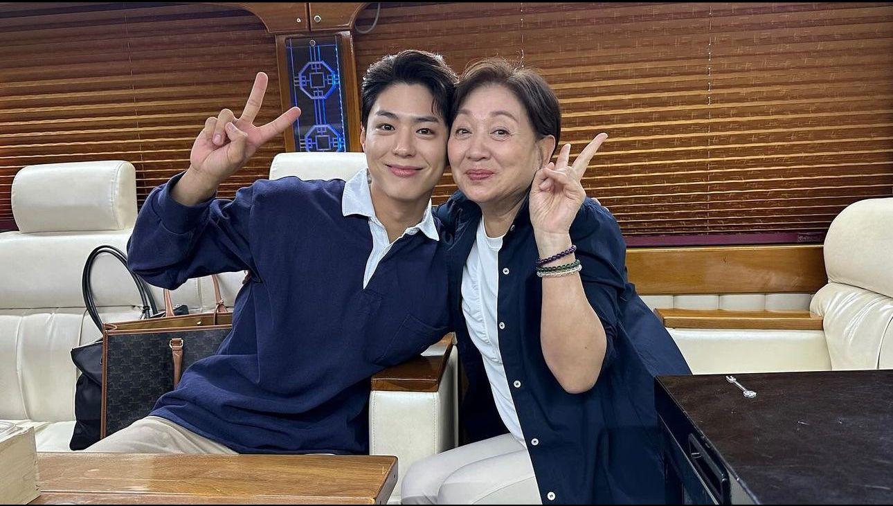 朴寶劍與74歲的鮑姐打破語言及年齡隔膜。