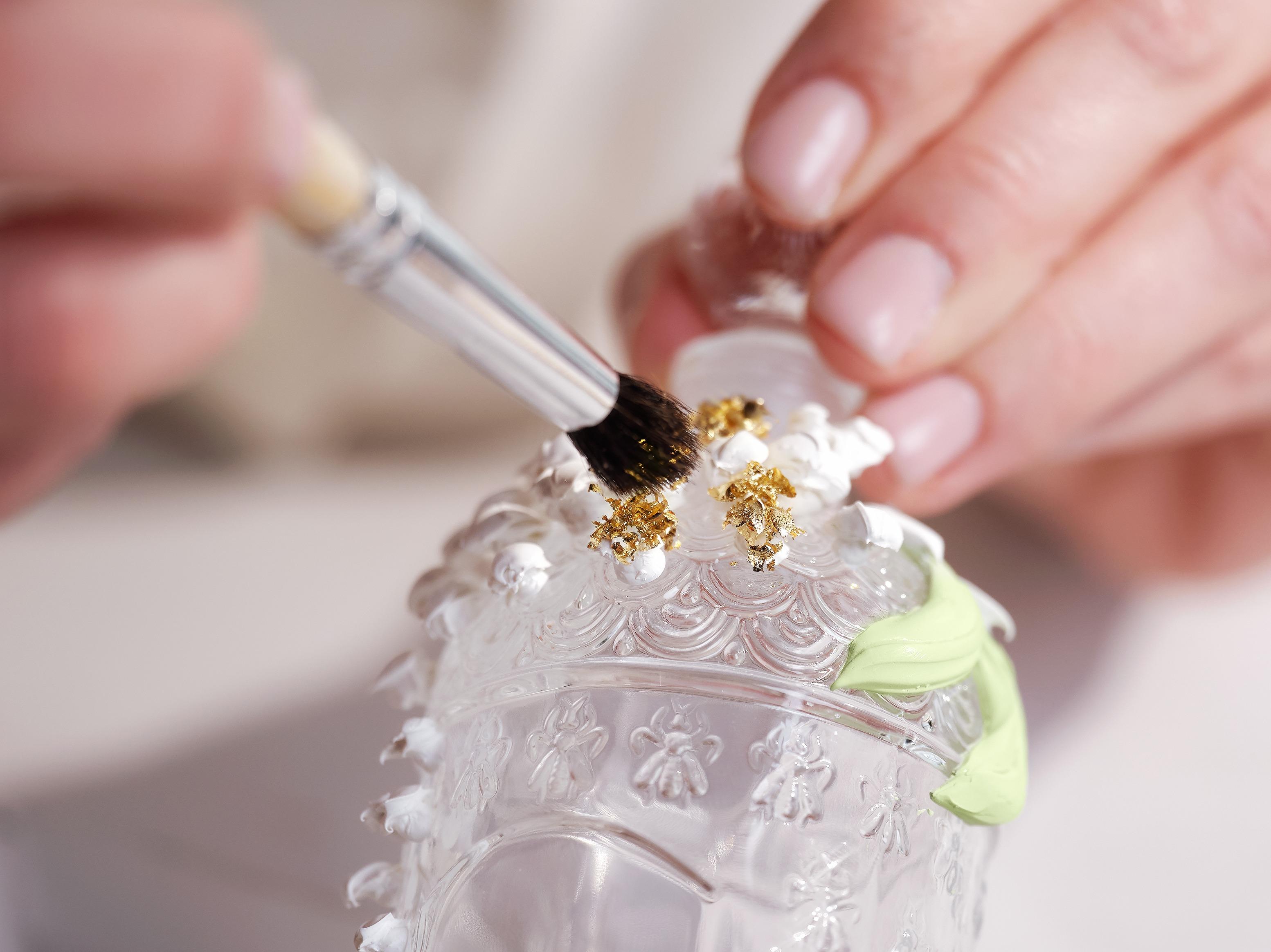 蜂印瓶上的鐘形小花用雲石粉製造,再加上金色和精緻綠葉作點綴。