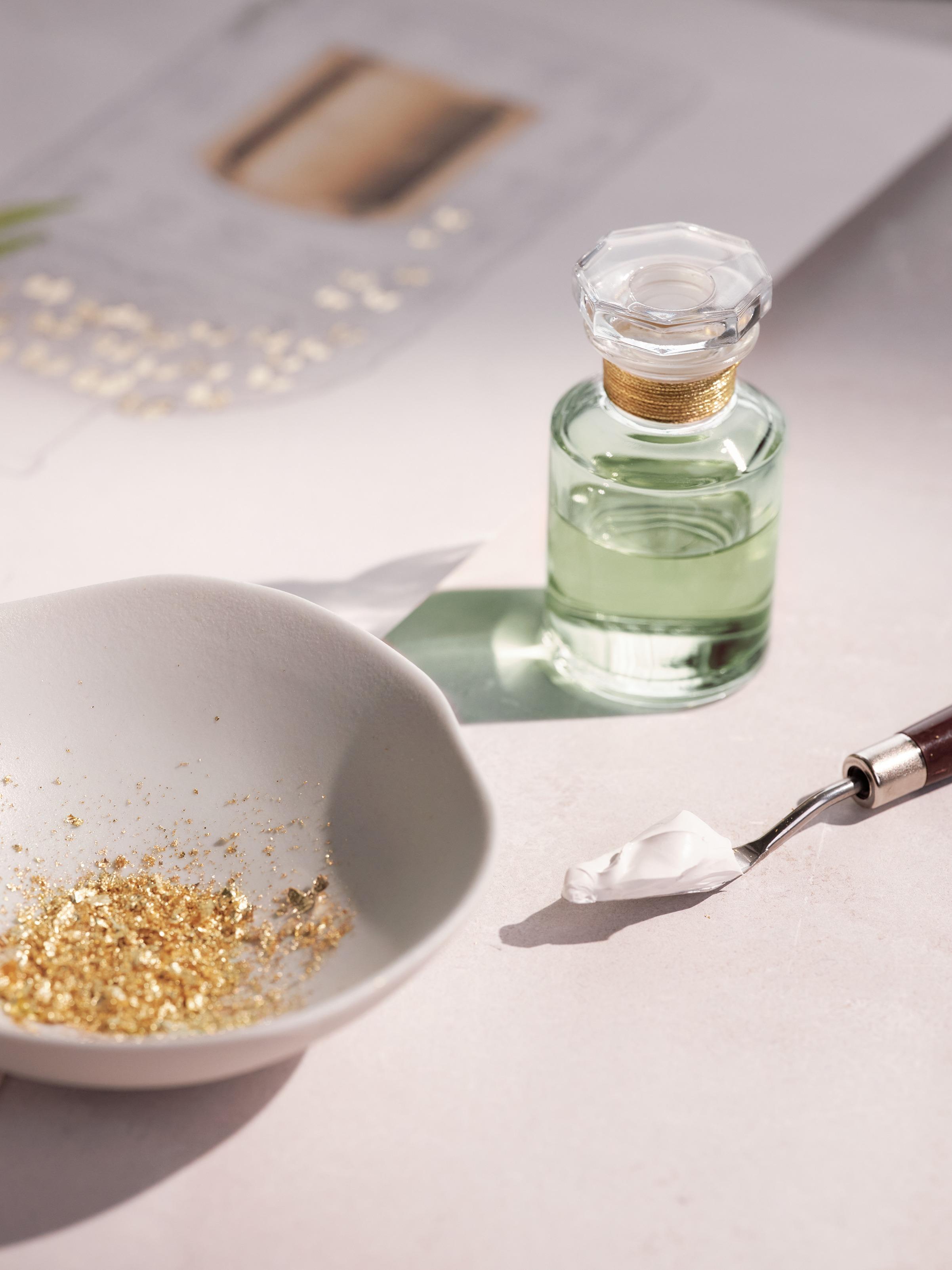 蜂印瓶上的鐘形小花用雲石粉製造,再加上金色和精緻綠葉作點綴。