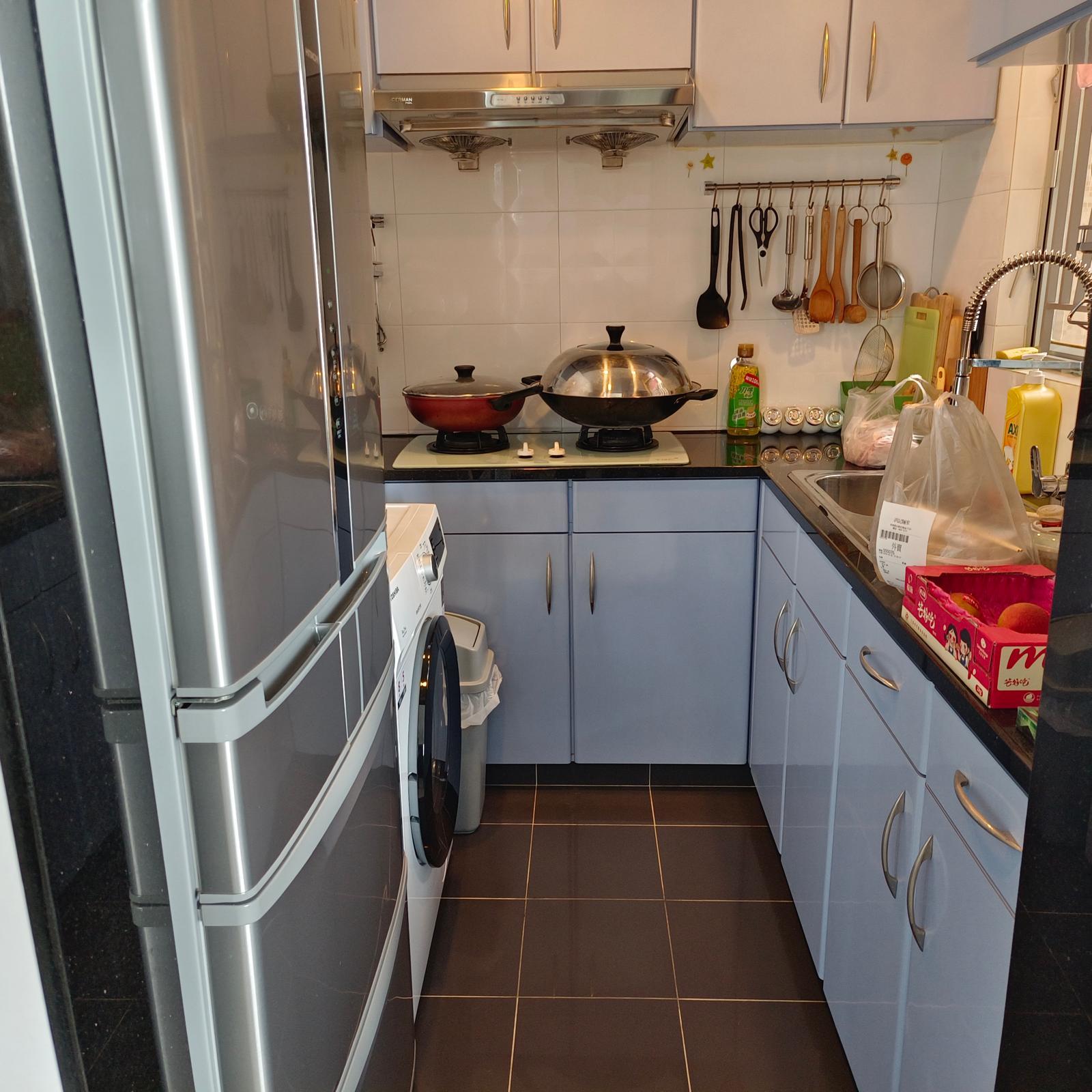 廚房面積闊落,下廚空間充足。(代理提供)