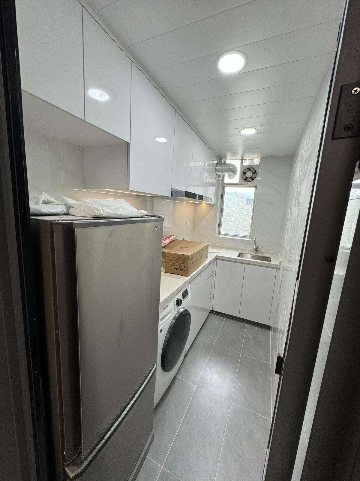 廚房配套亦為全新,基本家電齊全。(代理提供)