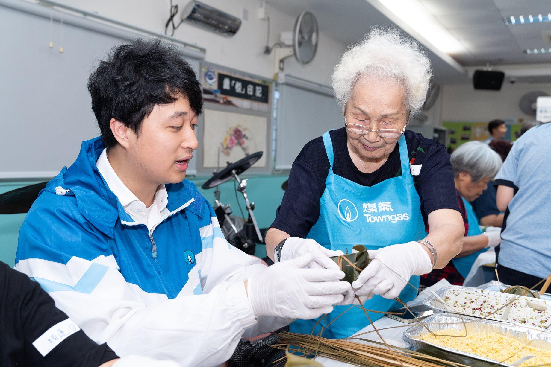 陳婆婆(右)認為包糉活動很有趣,感謝義工耐心陪伴。