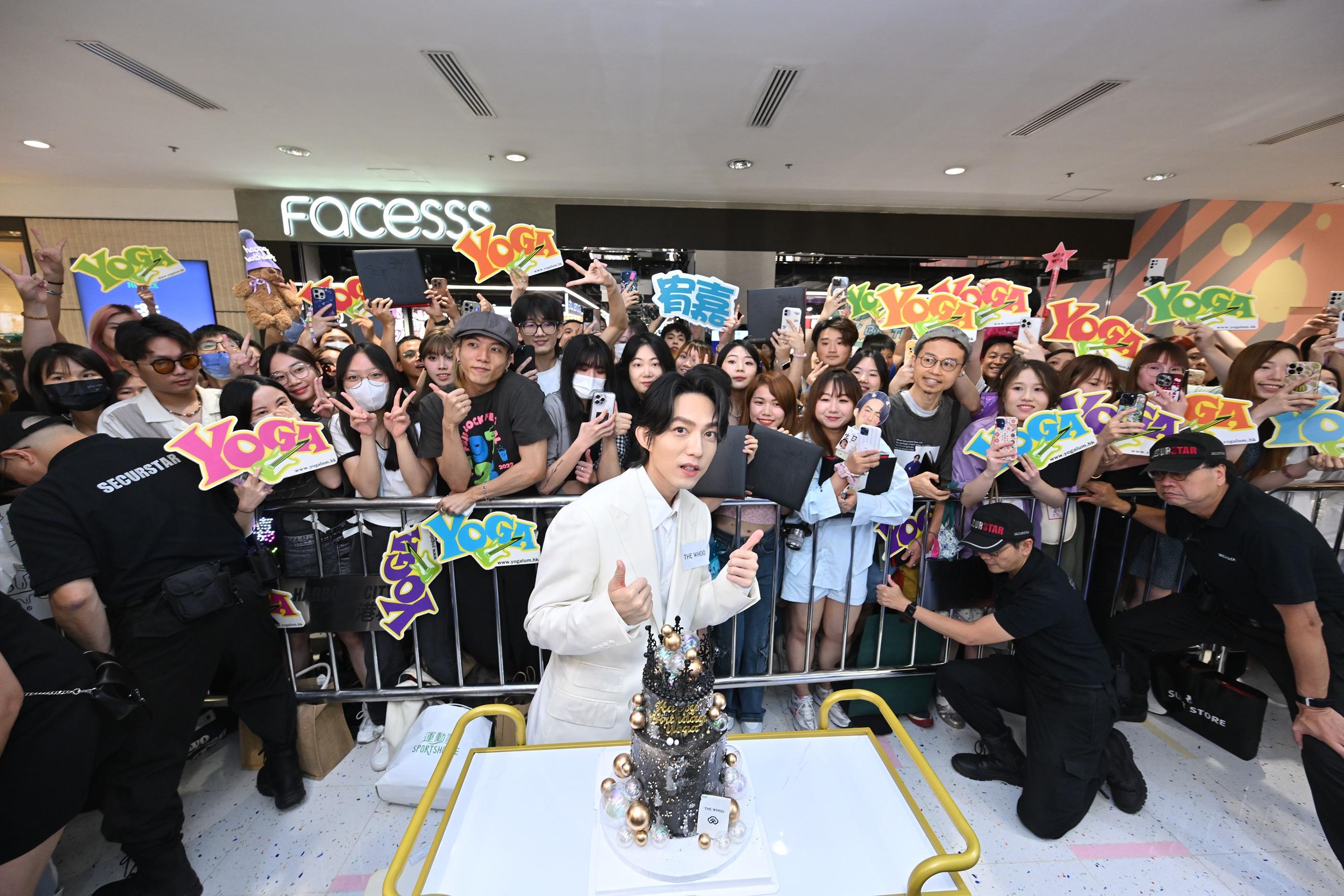 宥嘉在粉絲的祝福下,吹蠟燭許下生日願望,寵粉的宥嘉不忘轉身與在場粉絲大合照。