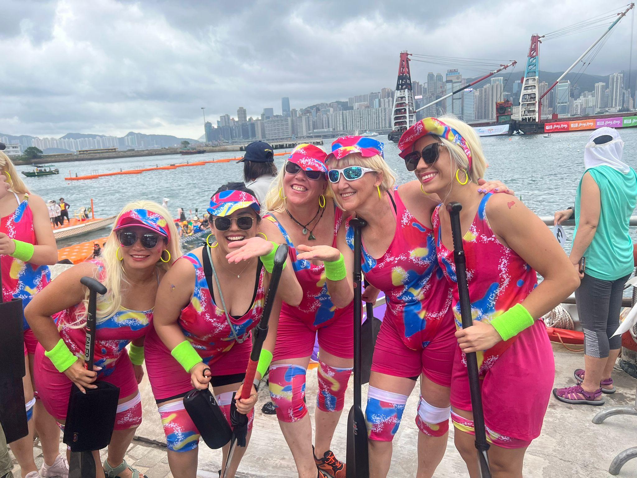 Spanish Dragons SD隊員扮成「芭比Barbie」