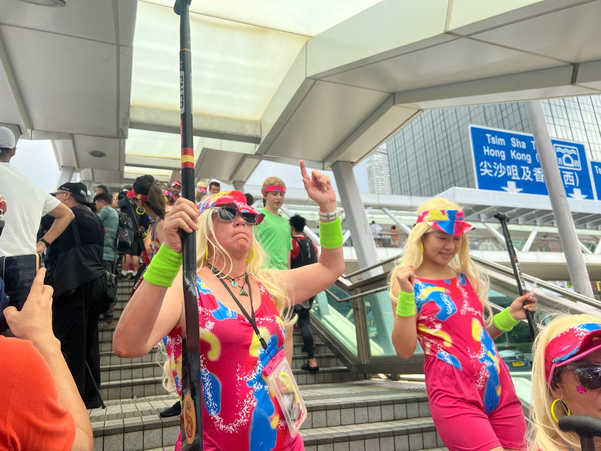 Spanish Dragons SD隊員扮成「芭比Barbie」。(李景玉攝)