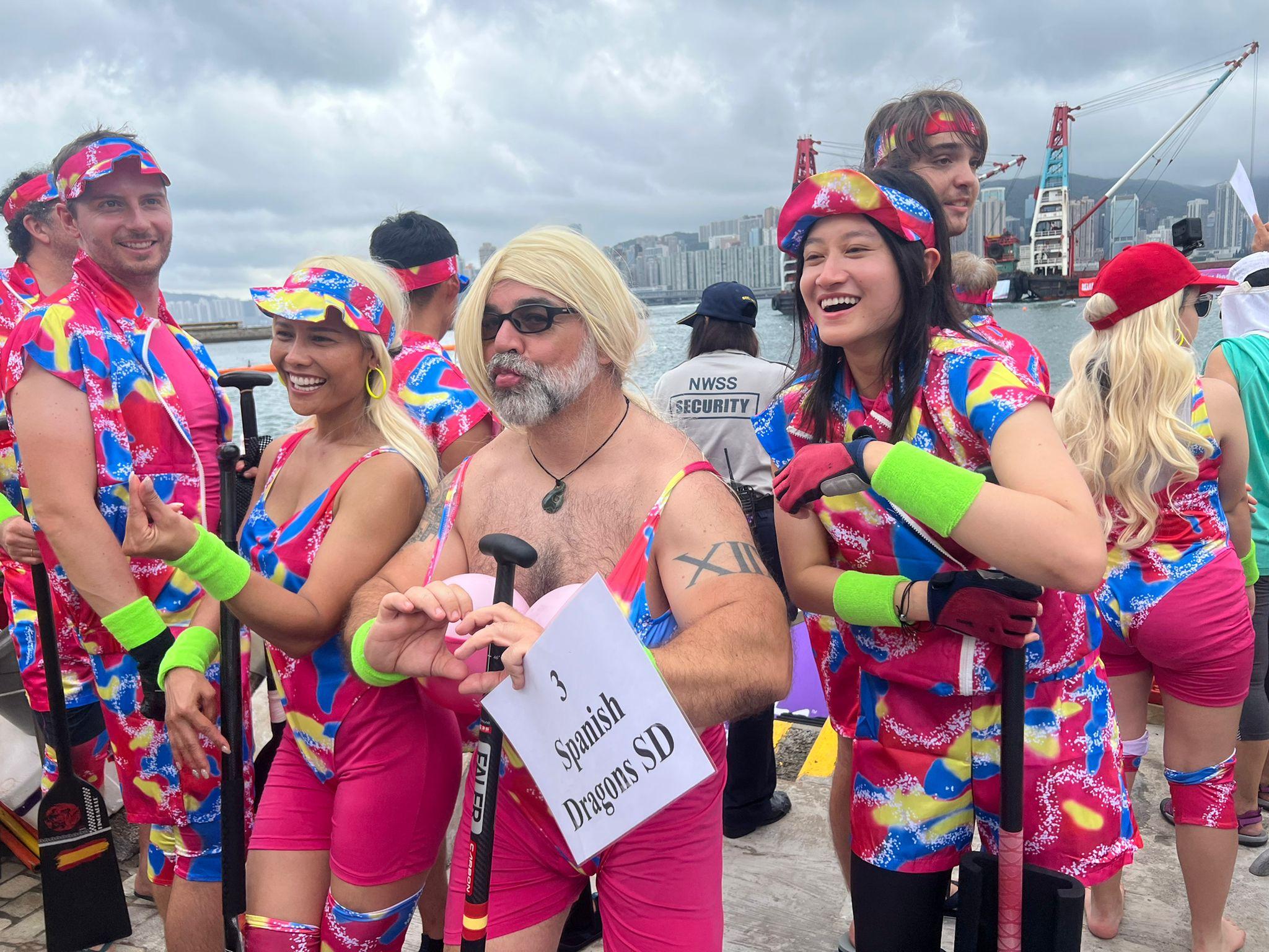 Spanish Dragons SD隊員扮成「芭比Barbie」。(李景玉攝)