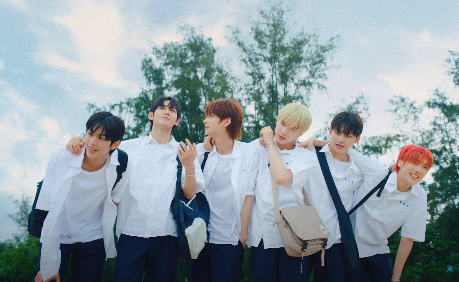 TWS新歌《hey! hey!》呈現出香港超靚清新感覺。