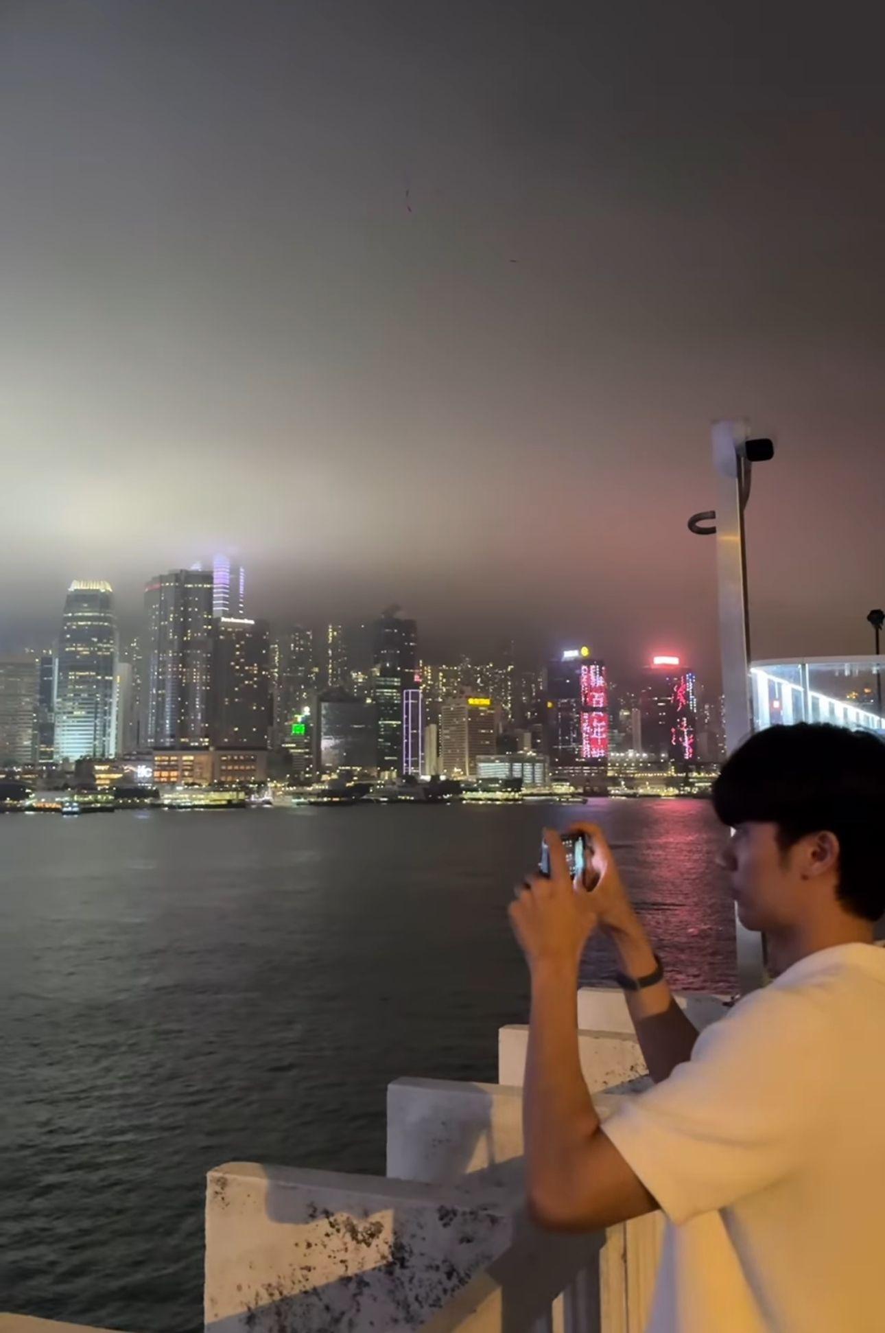 Tay到尖沙咀欣賞夜景。