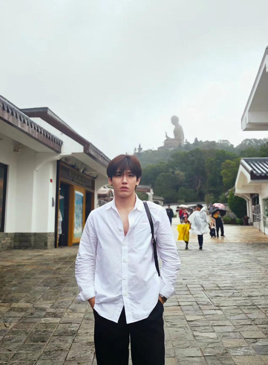 New在大佛前拍照留念。