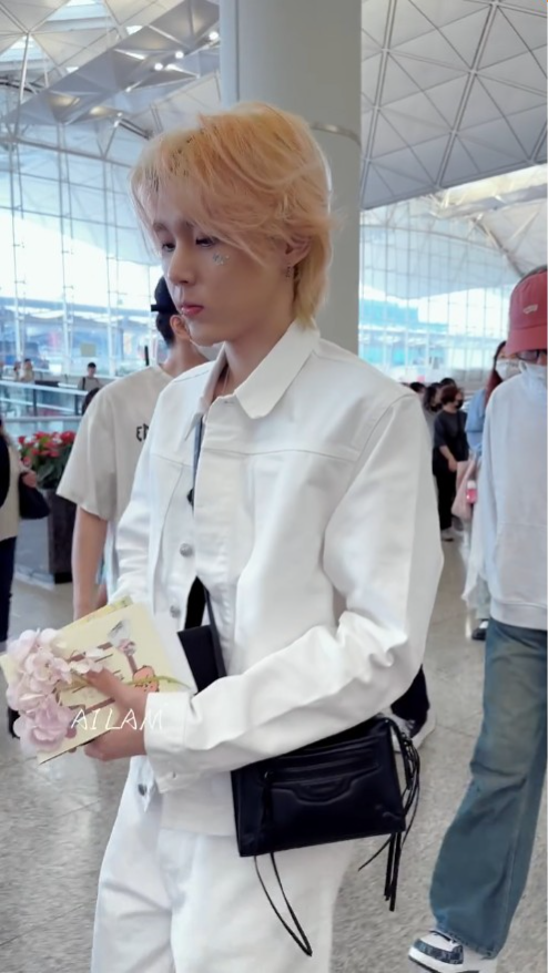 李權哲等一早搭飛機到北京。