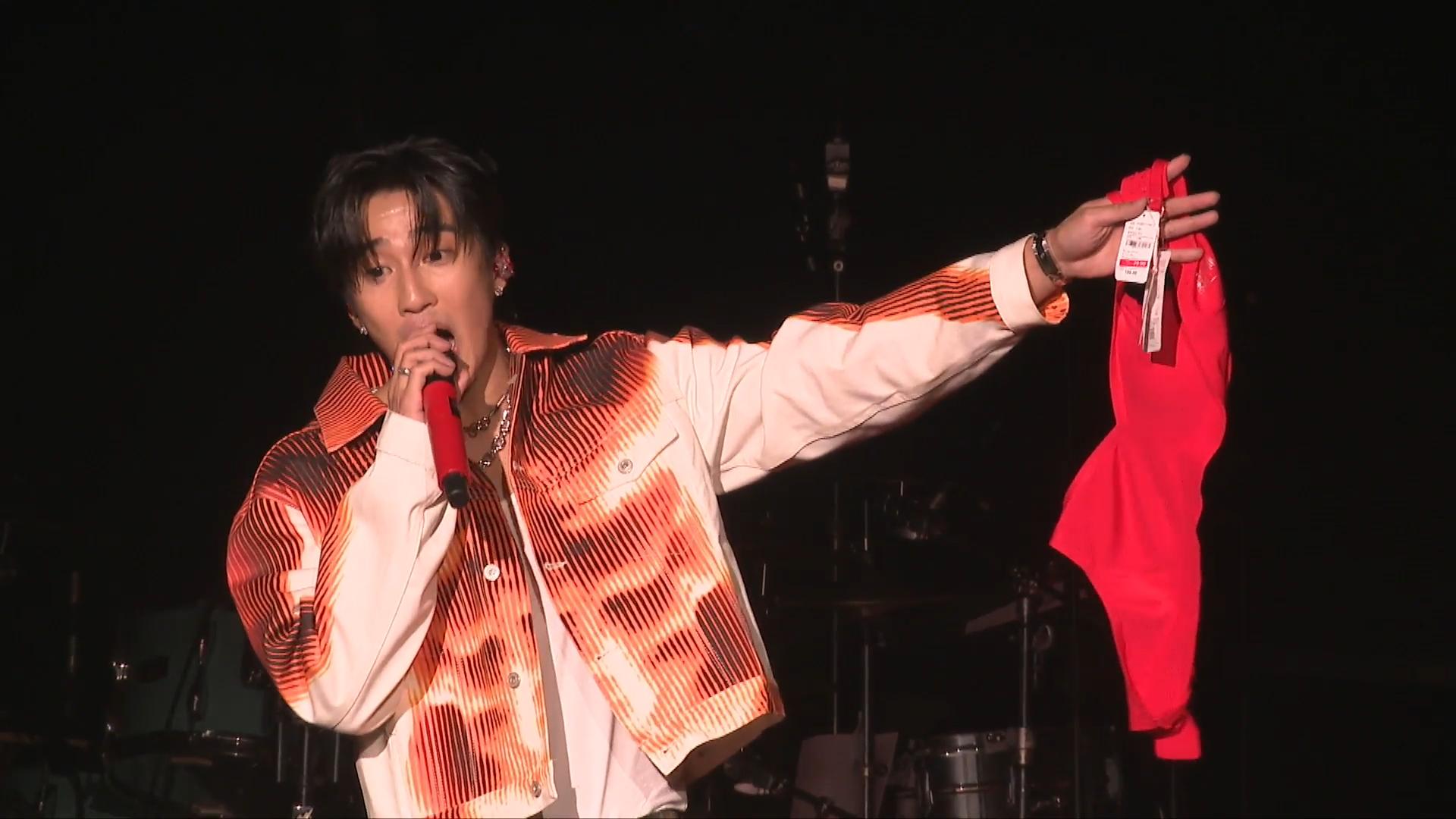 婁峻碩SHOU在西沙Go Park安盛創夢館舉行《上漲SHANG ZHANG》香港站演唱會,不少fans拋bra上台。