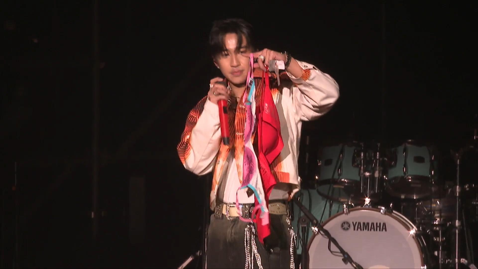 婁峻碩SHOU在西沙Go Park安盛創夢館舉行《上漲SHANG ZHANG》香港站演唱會,不少fans拋bra上台。