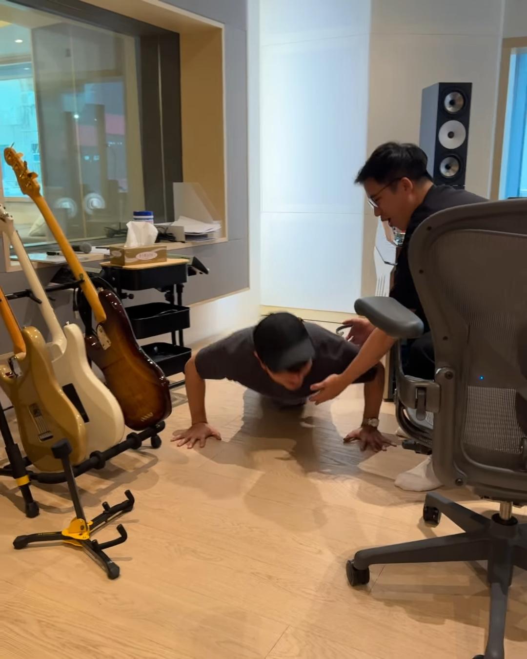 Edan在IG分享錄歌花絮,拍下T-Ma做掌上壓的片段。