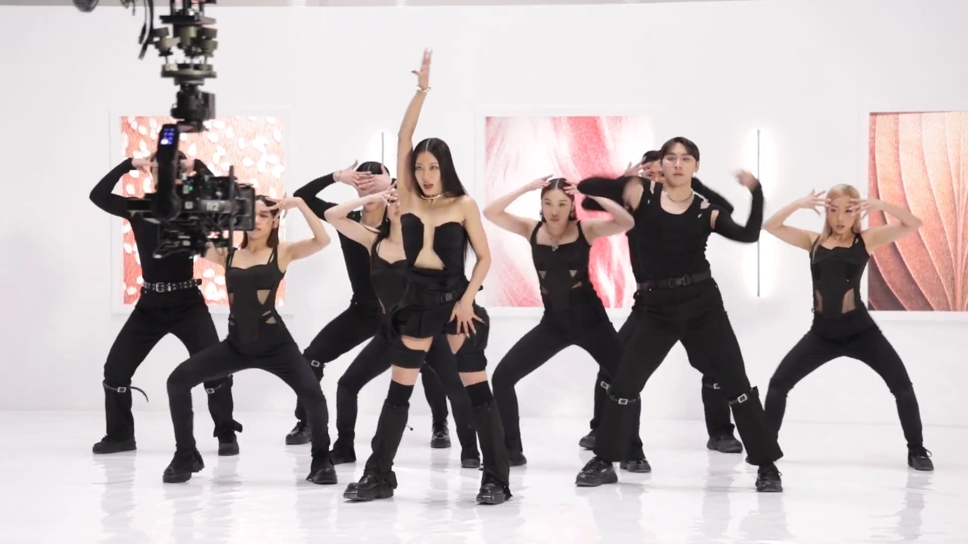 芯駖在新歌MV的造型非常性感。