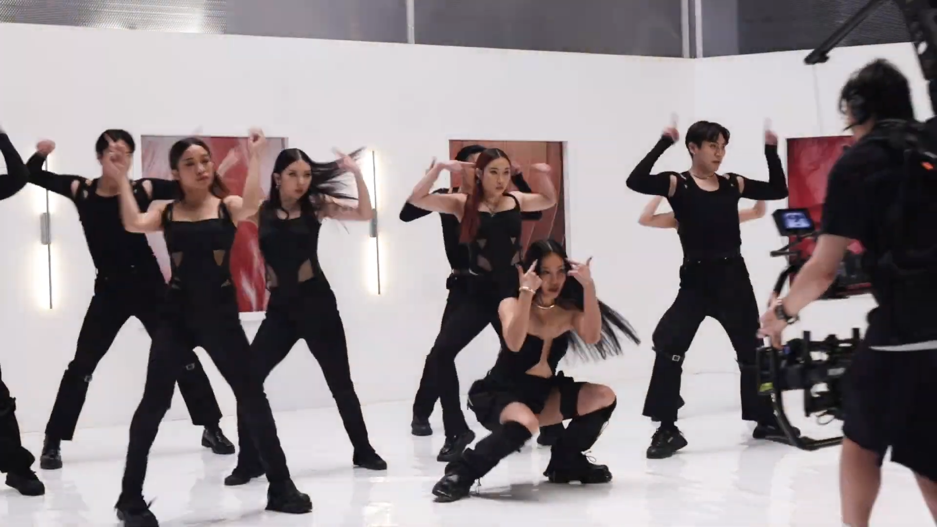 芯駖在新歌MV的造型非常性感。