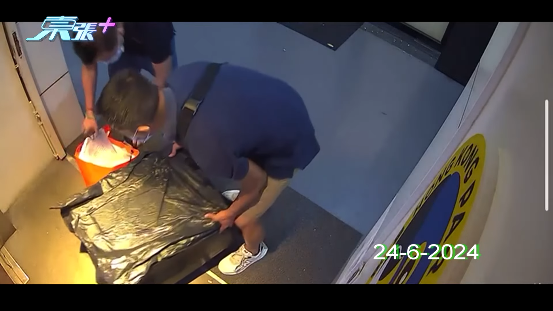 有兩名男子把海龜推到郭秀雲辦公室門外。