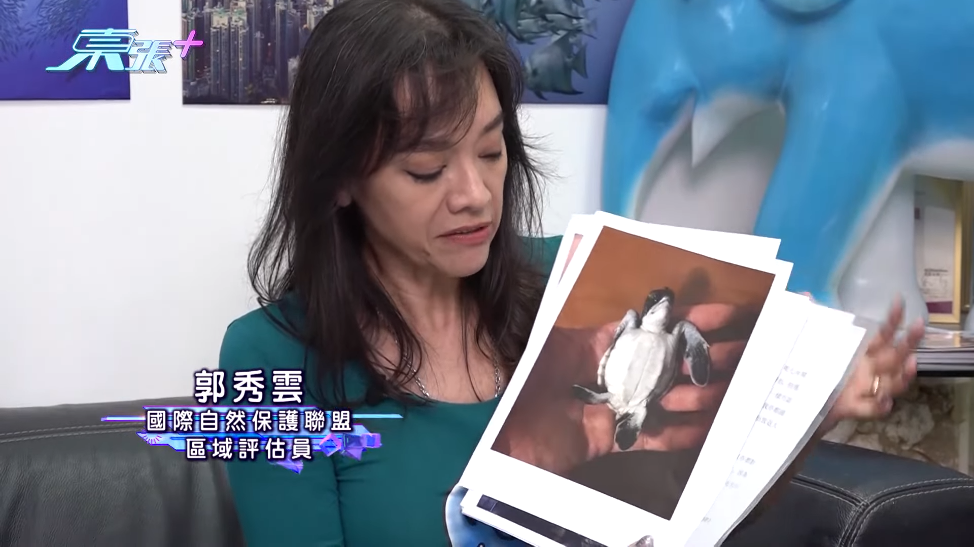 郭秀文展示主人留下的照片及信件。