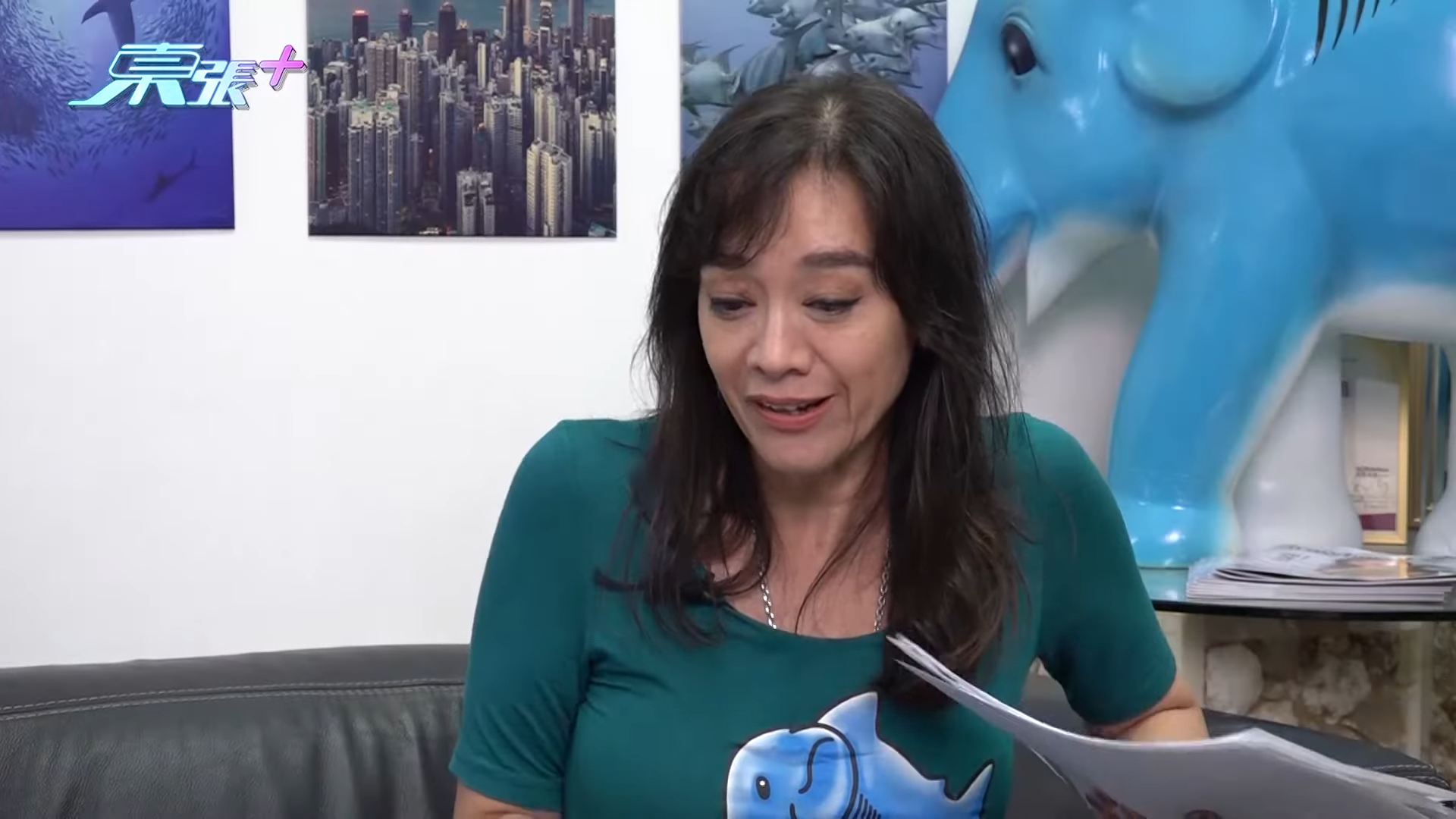 郭秀文展示主人留下的照片及信件。