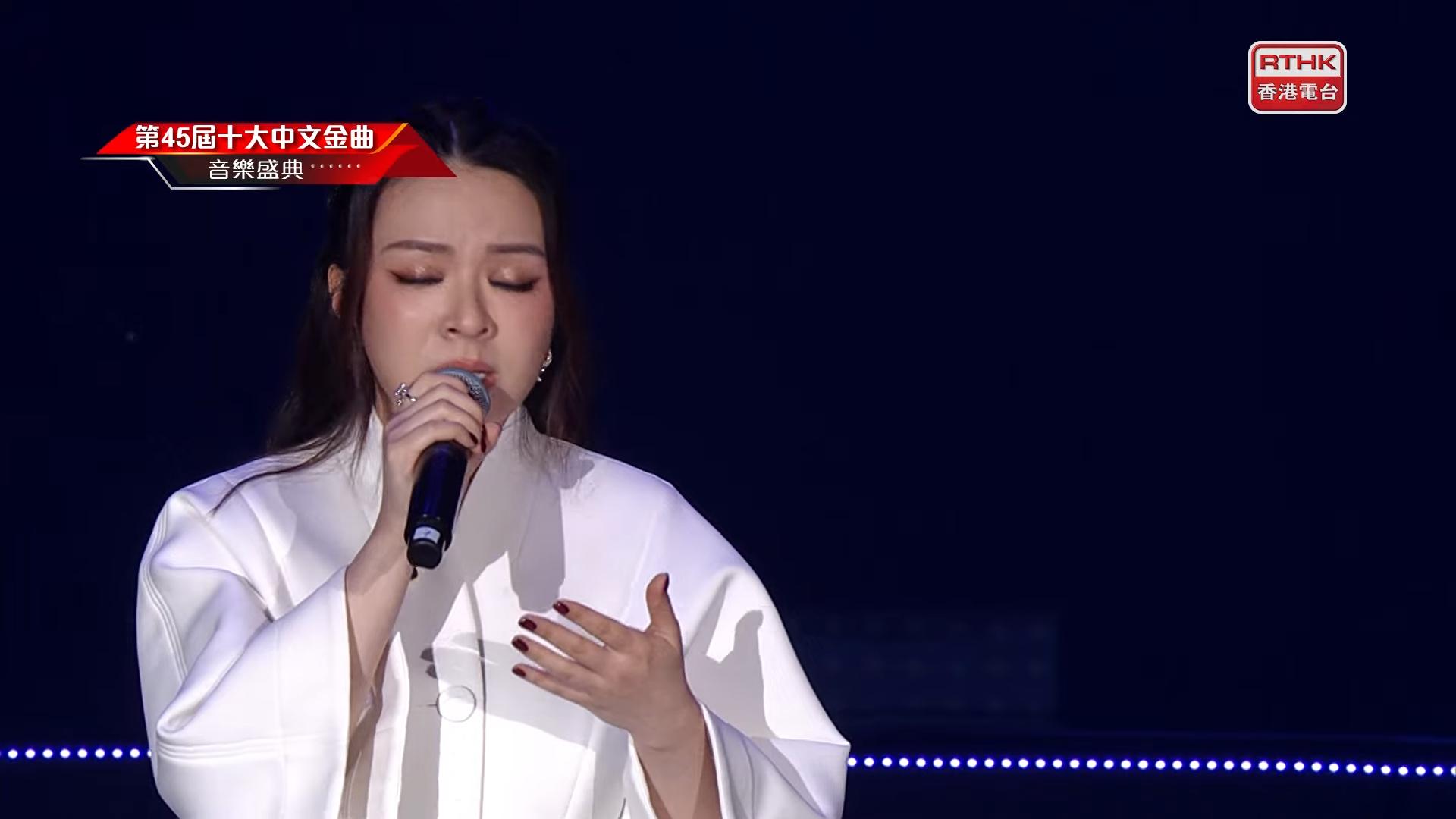 JW被網民發現《13歲的天堂》時偷望手掌,懷疑她偷睇歌詞。(截圖)