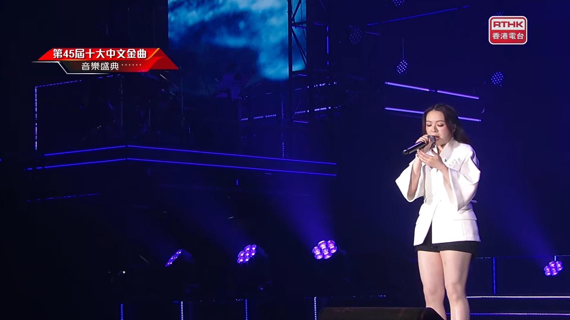 JW被網民發現《13歲的天堂》期間不時望著手掌,懷疑她偷睇歌詞。(截圖)