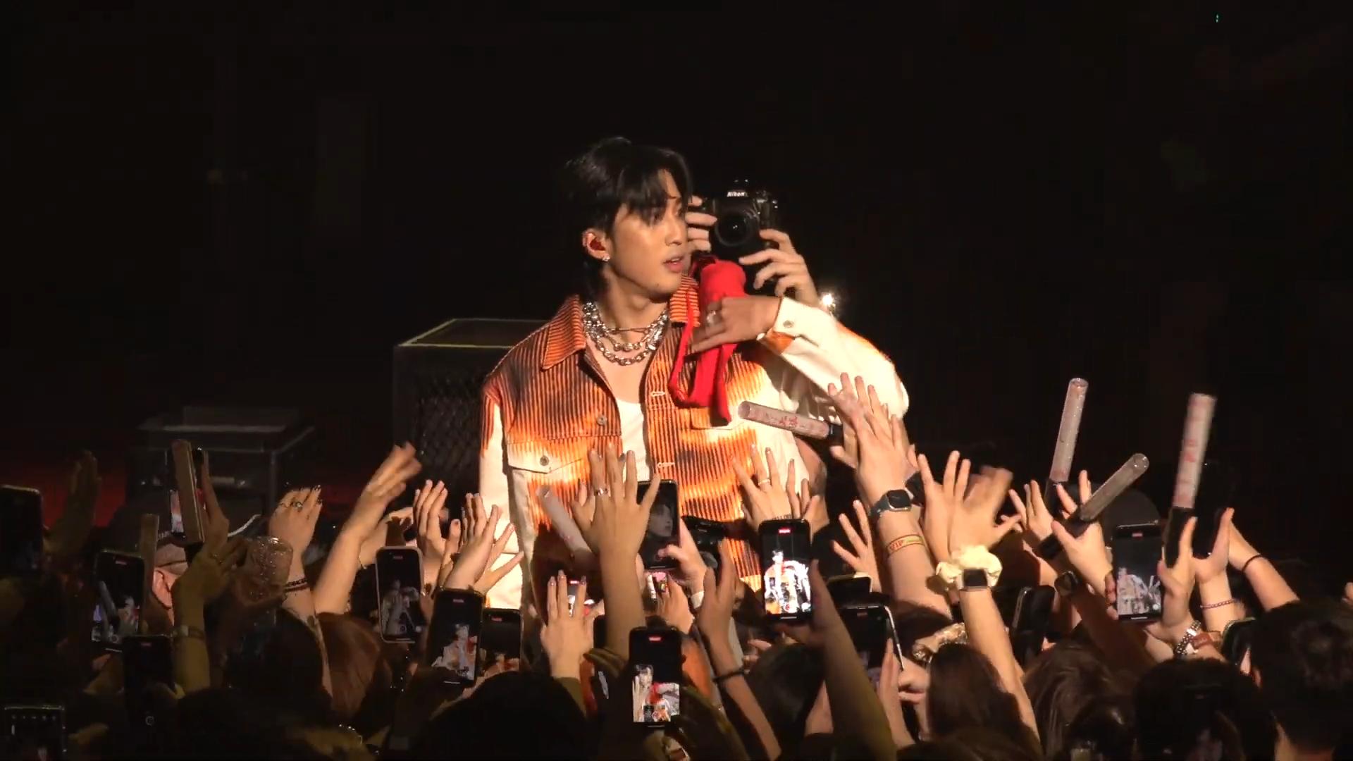 婁峻碩SHOU在西沙Go Park安盛創夢館舉行《上漲SHANG ZHANG》香港站演唱會,不少fans拋bra上台。