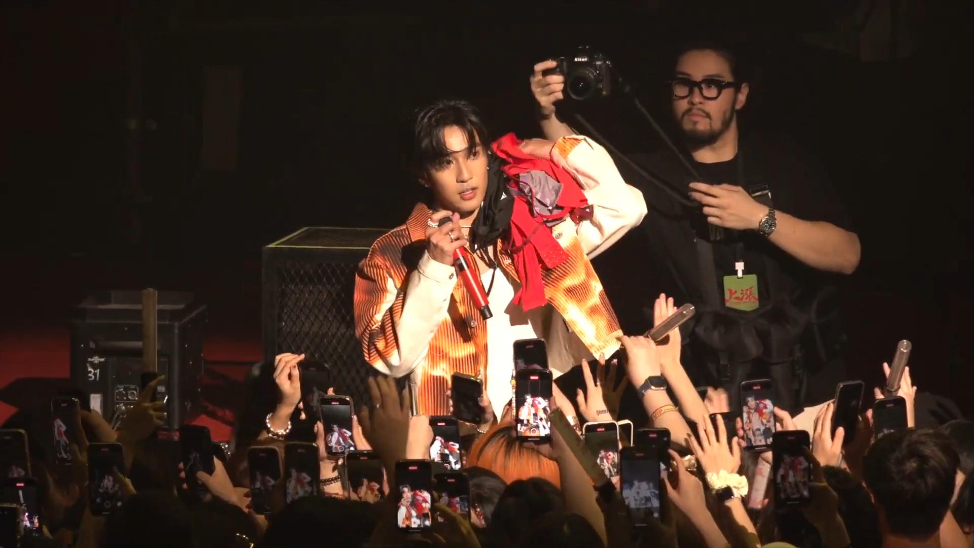 婁峻碩SHOU在西沙Go Park安盛創夢館舉行《上漲SHANG ZHANG》香港站演唱會,不少fans拋bra上台。