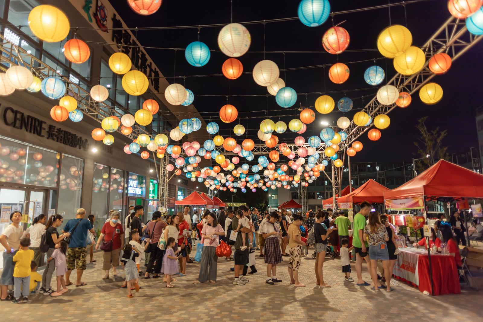 去年中秋晚會在江夏圍村露天廣場張燈結綵,又有好玩攤位,吸引大量街坊參與。