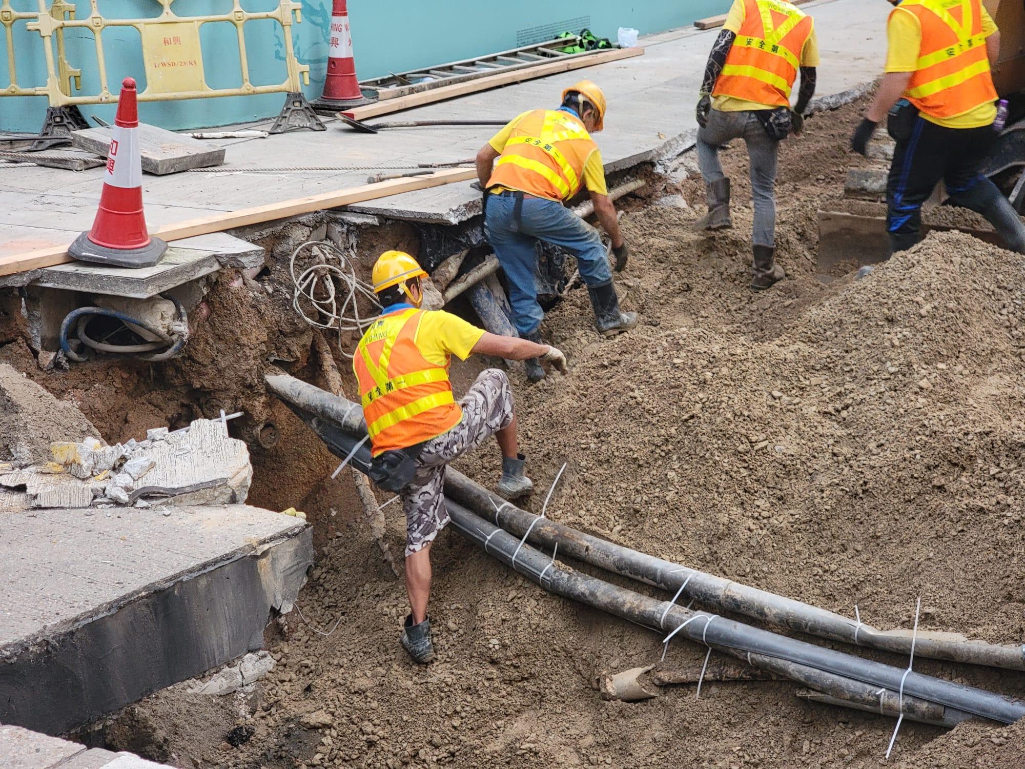 受深水埗海壇街與桂林街交界的路陷影響,海壇街介乎欽州街與桂林街之間一段往荔枝角方向行車線現時全面封閉。水務署及渠務署的工程團隊正全力搶修,受影響路段的快線預計今晚午夜前完成臨時修復。(鍾式明攝)