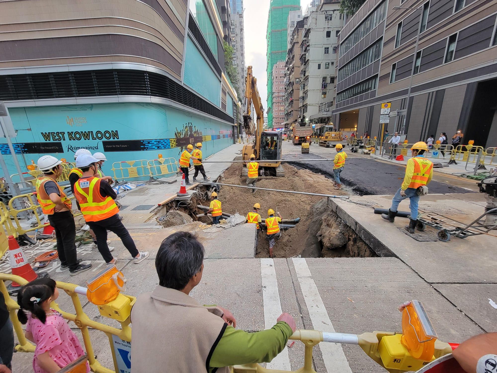 深水埗海壇街發生路陷,並在天雨下疑有擴大跡象。(鍾式明攝)