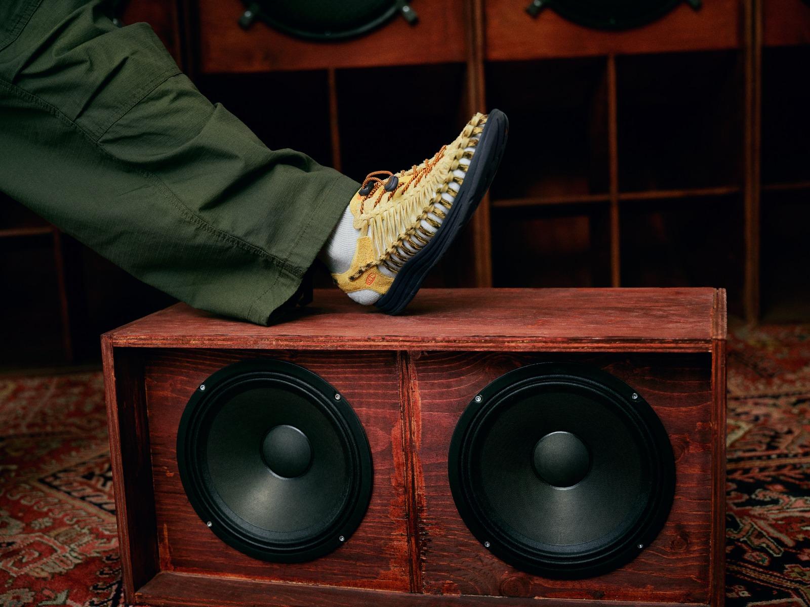 KEEN涼鞋UNEEK FLAT x Sneakersnstuff為男裝。