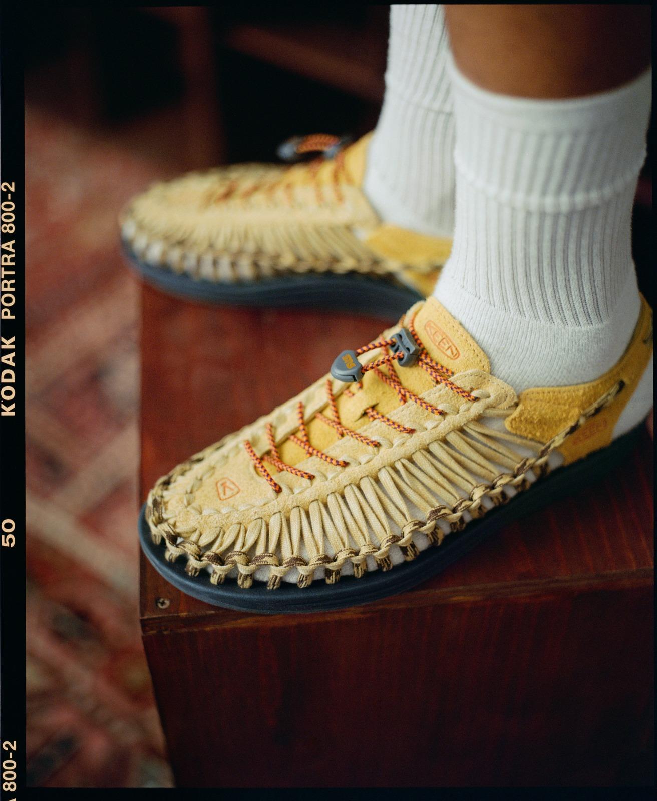 KEEN涼鞋UNEEK FLAT x Sneakersnstuff為男裝。