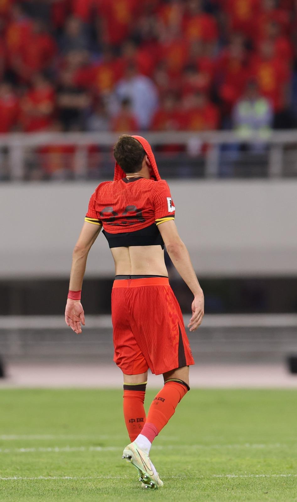 世界盃外圍賽|國足主場賽和泰國,中國球員賽後失落。(新華社)