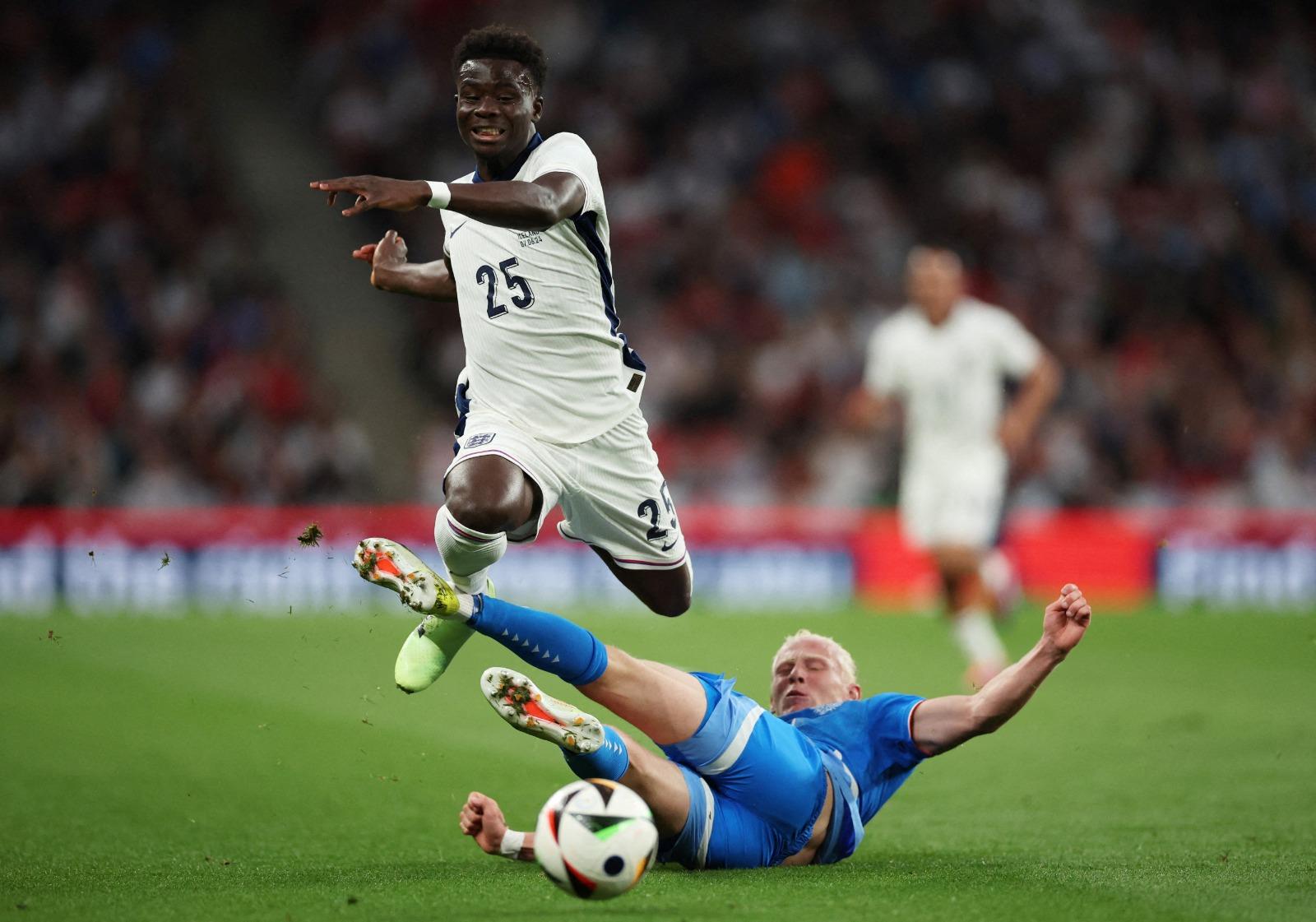 歐洲國家盃熱身賽|英格蘭負冰島,布卡約沙卡(Bukayo Saka)避開對方攔截。(路透社)