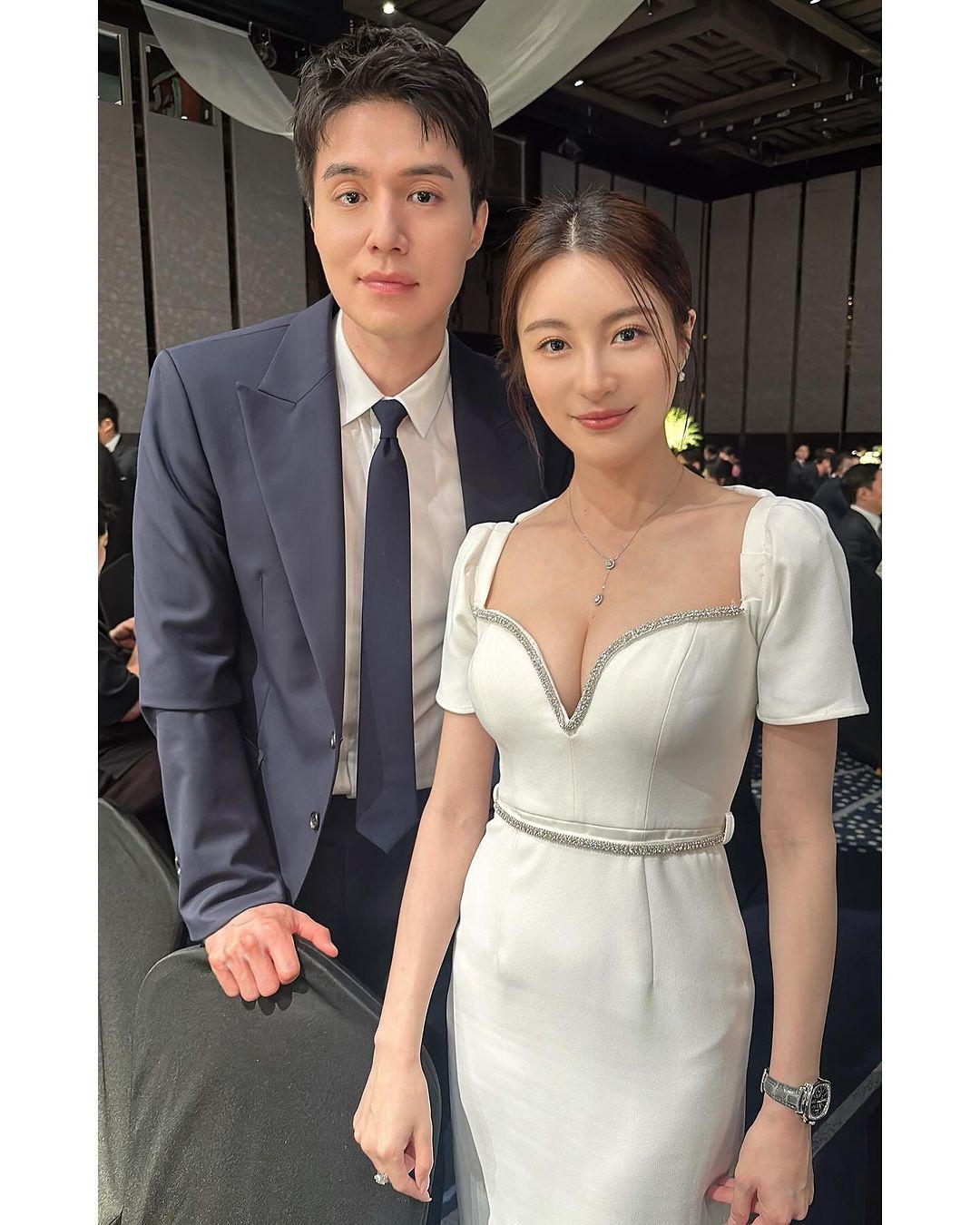 林夏薇跟「地獄使者」的李棟旭合照。