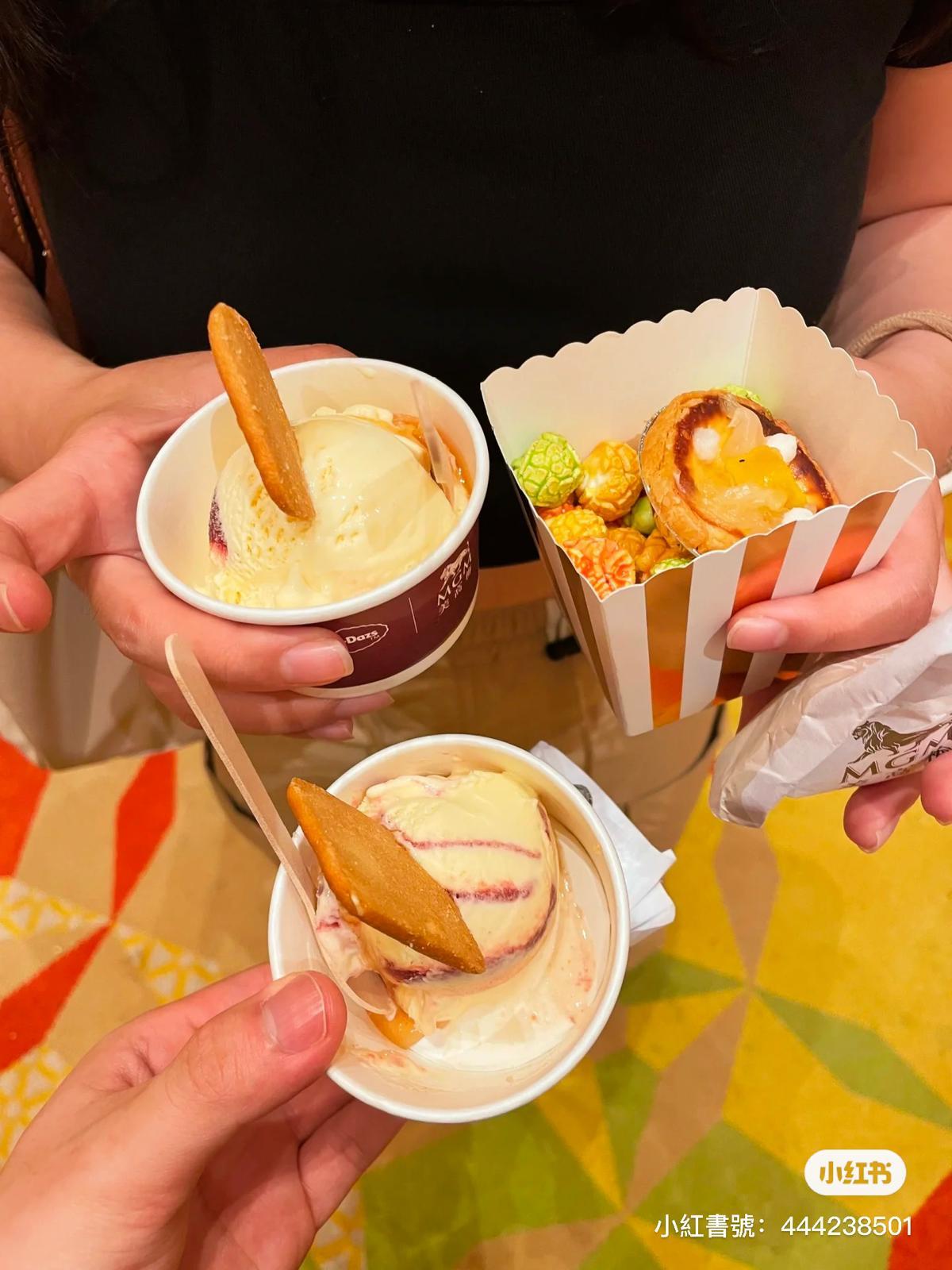 不少內地旅客領取澳門賭場提供的免費小吃,創造「0元遊」的澳門旅遊方式。(小紅書)