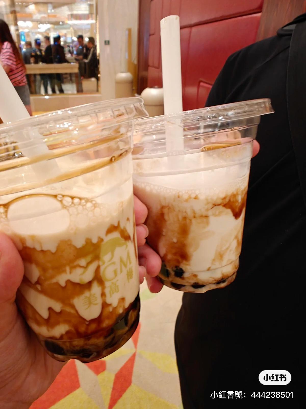 不少內地旅客領取澳門賭場提供的免費小吃,創造「0元遊」的澳門旅遊方式。(小紅書)