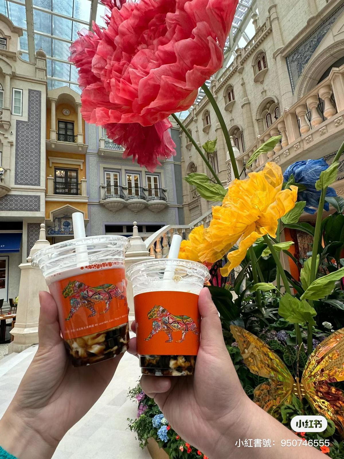 不少內地旅客領取澳門賭場提供的免費小吃,創造「0元遊」的澳門旅遊方式。(小紅書)