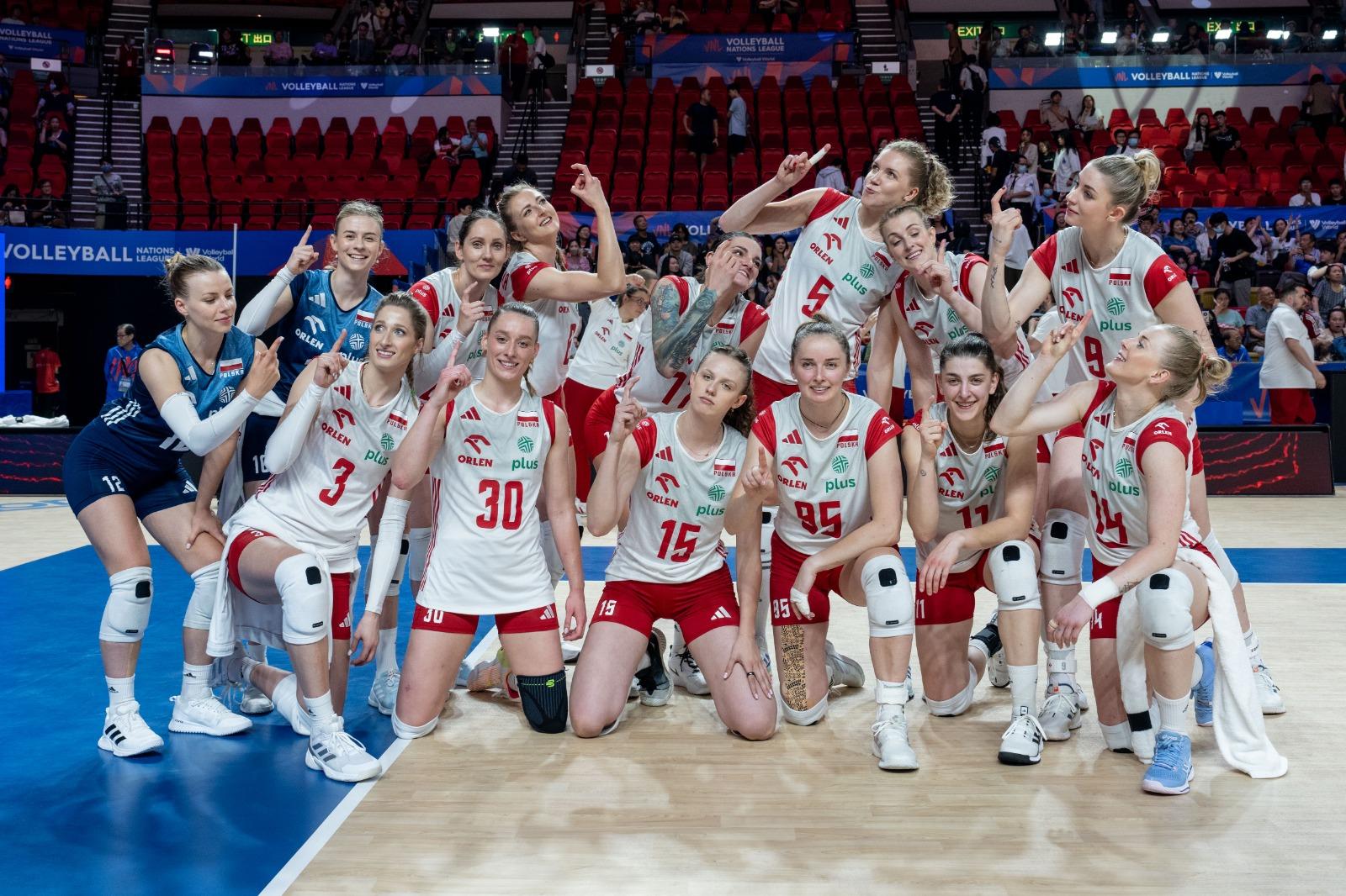 世界女排聯賽香港站|波蘭破多明尼加,賽後大合照。