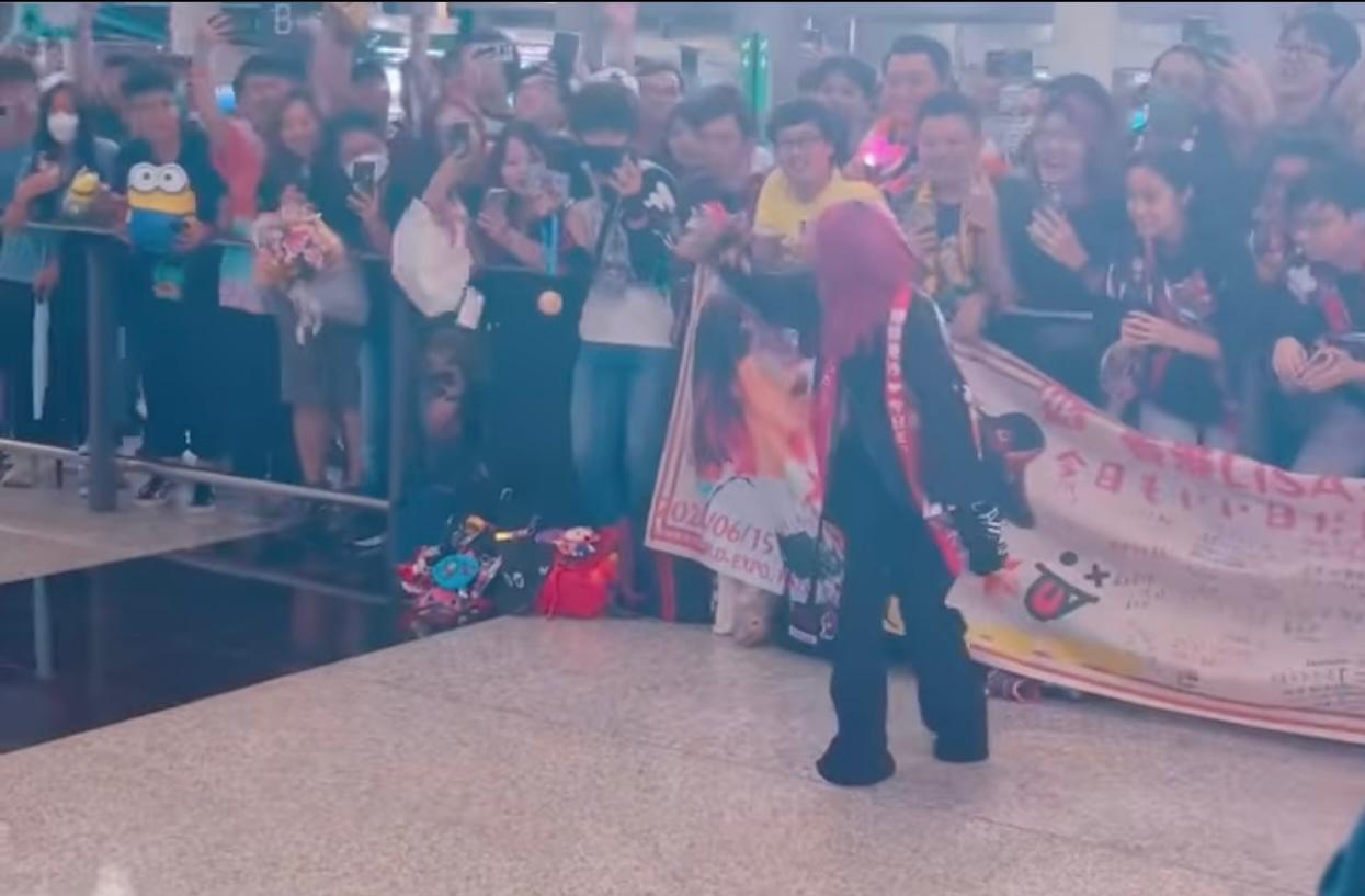 LiSA驚喜獲香港fans送Minions禮物。