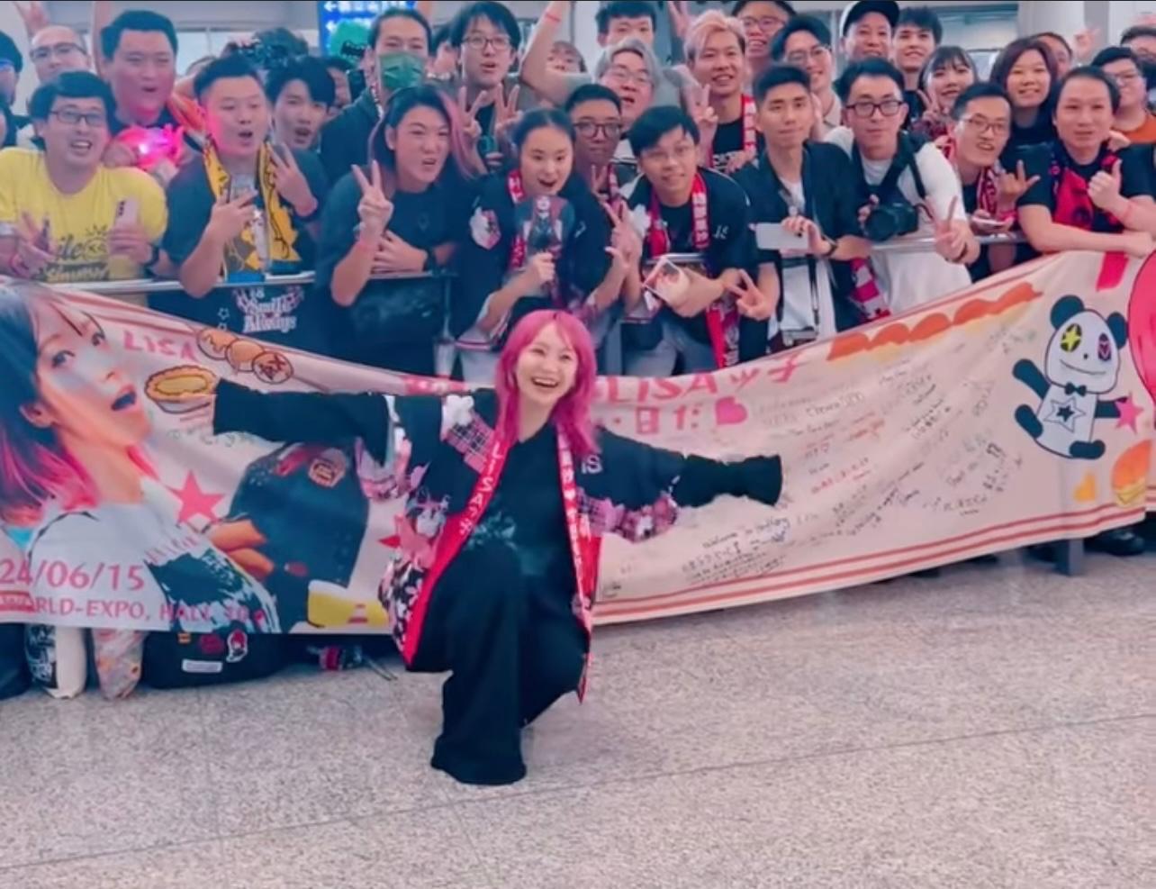 LiSA獲大批香港fans接機。