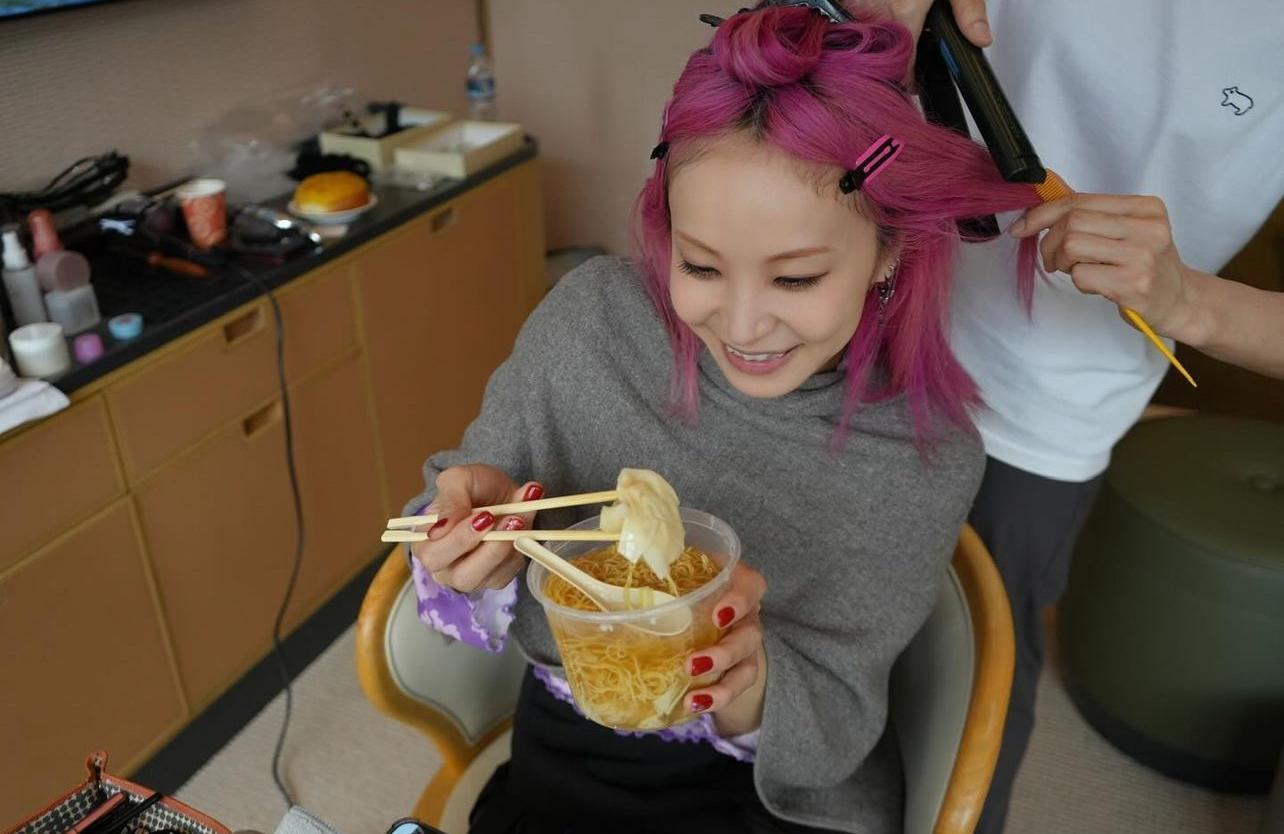 LiSA急不及待吃至愛的雲吞。