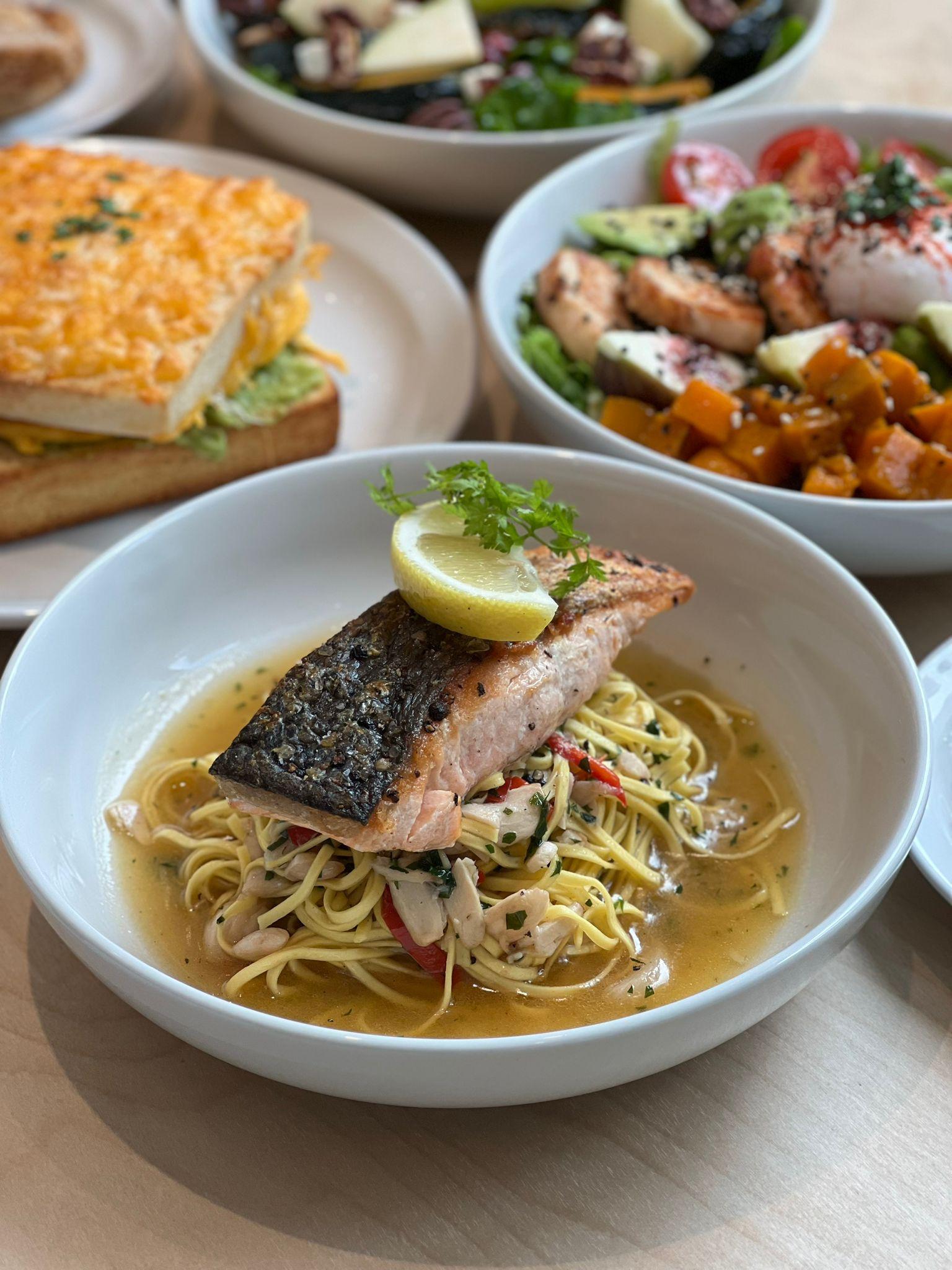 香煎三文魚手工扁帶麵 $158