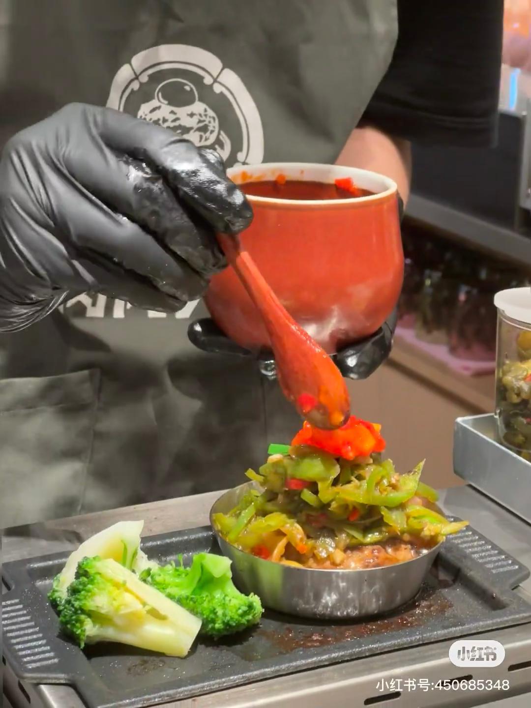 肉肉大米內地漢堡扒店進軍香港落戶沙田,被稱山寨版「挽肉と米」。(小紅書圖片)