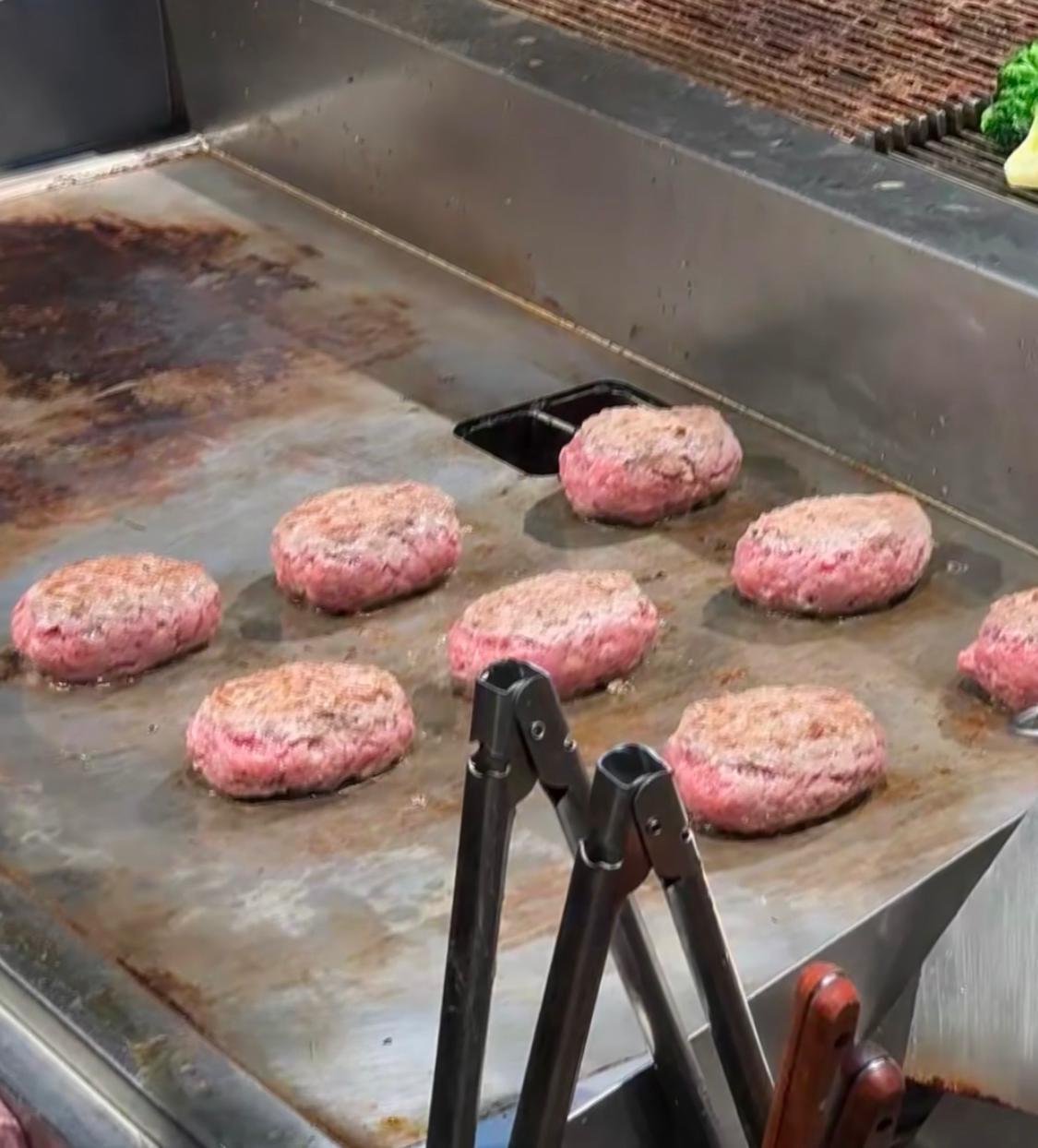 肉肉大米內地漢堡扒店進軍香港落戶沙田,被稱山寨版「挽肉と米」。(小紅書圖片)