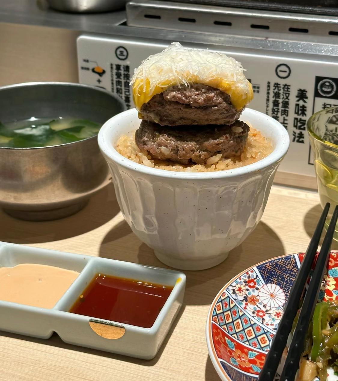 肉肉大米內地漢堡扒店進軍香港落戶沙田,被稱山寨版「挽肉と米」。(小紅書圖片)